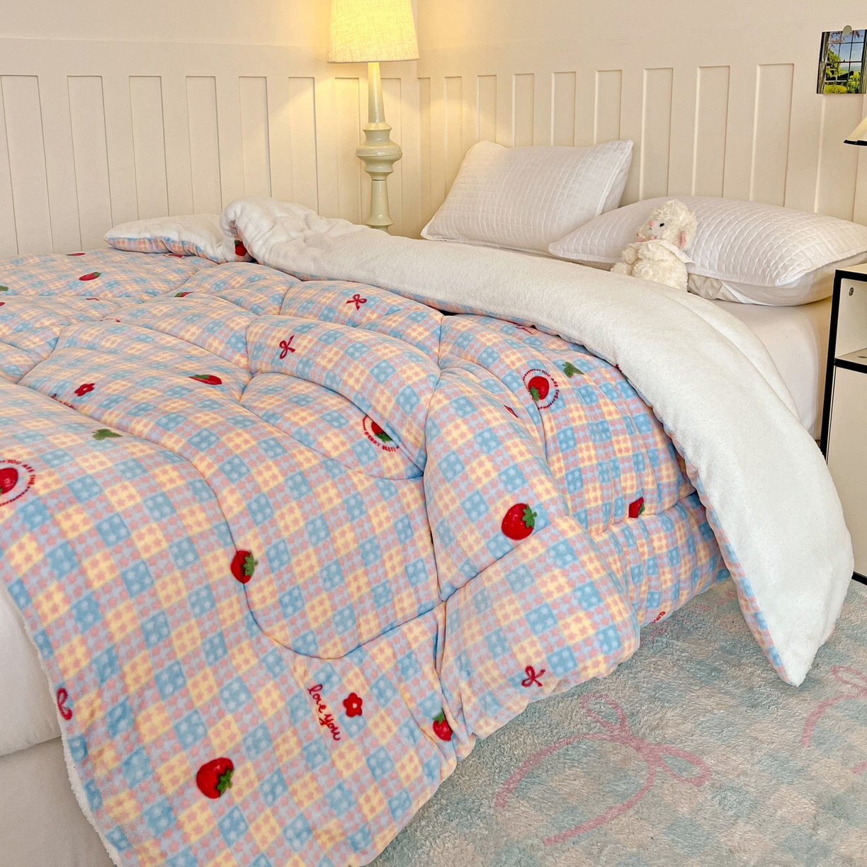 91家纺网 家纺一手货源 找家纺 铺尚美家纺 2025新款牛奶绒羊羔绒印花清新款冬被子被芯 草莓软心