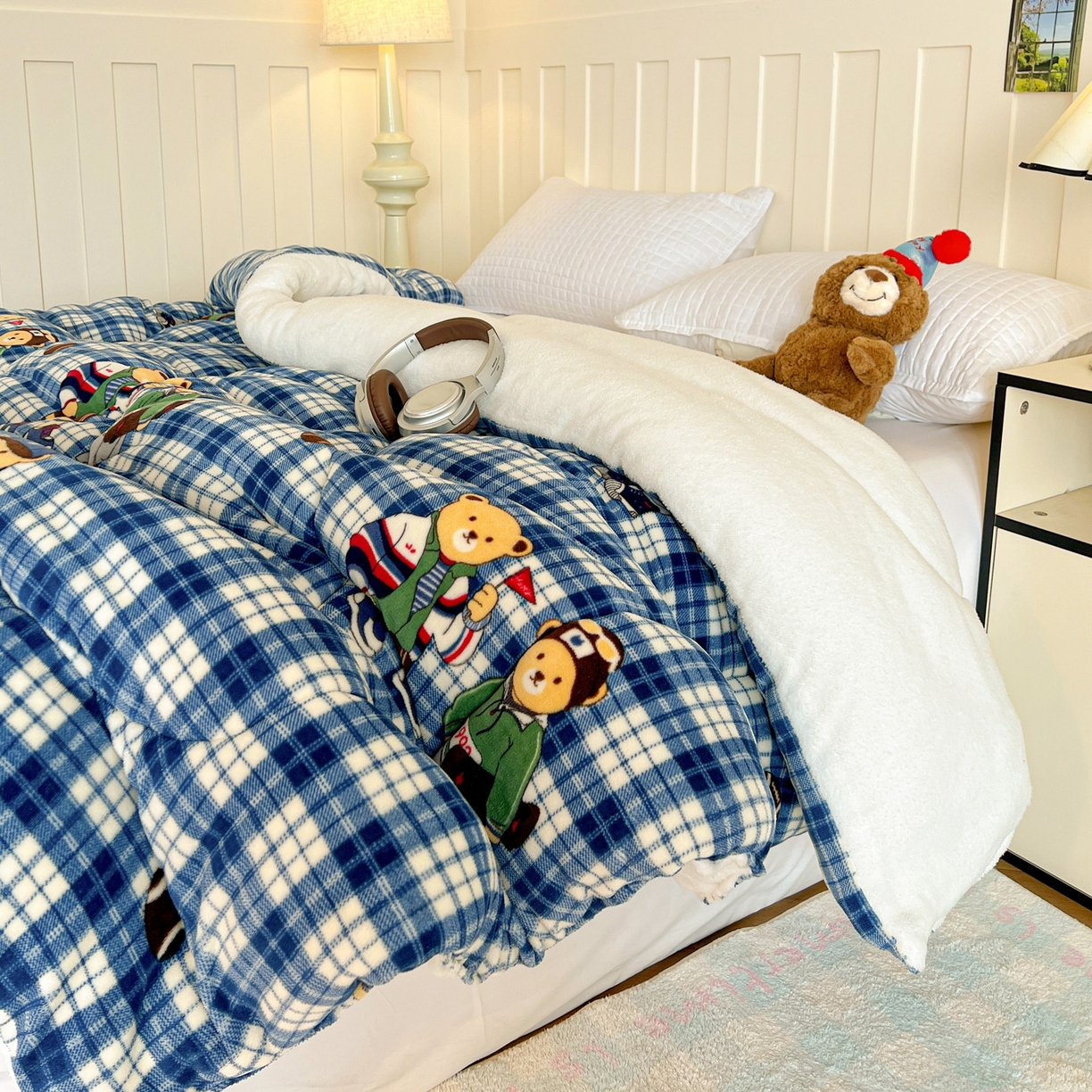 91家纺网 家纺一手货源 找家纺 铺尚美家纺 2025新款牛奶绒羊羔绒印花清新款冬被子被芯 蓝格英伦熊