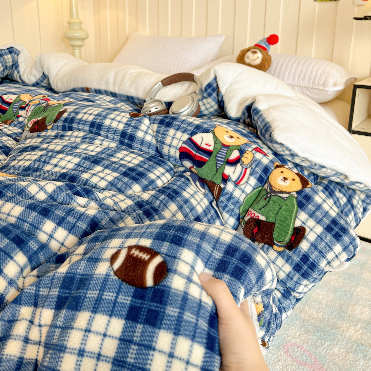 91家纺网 家纺一手货源 找家纺 铺尚美家纺 2025新款牛奶绒羊羔绒印花清新款冬被子被芯 蓝格英伦熊