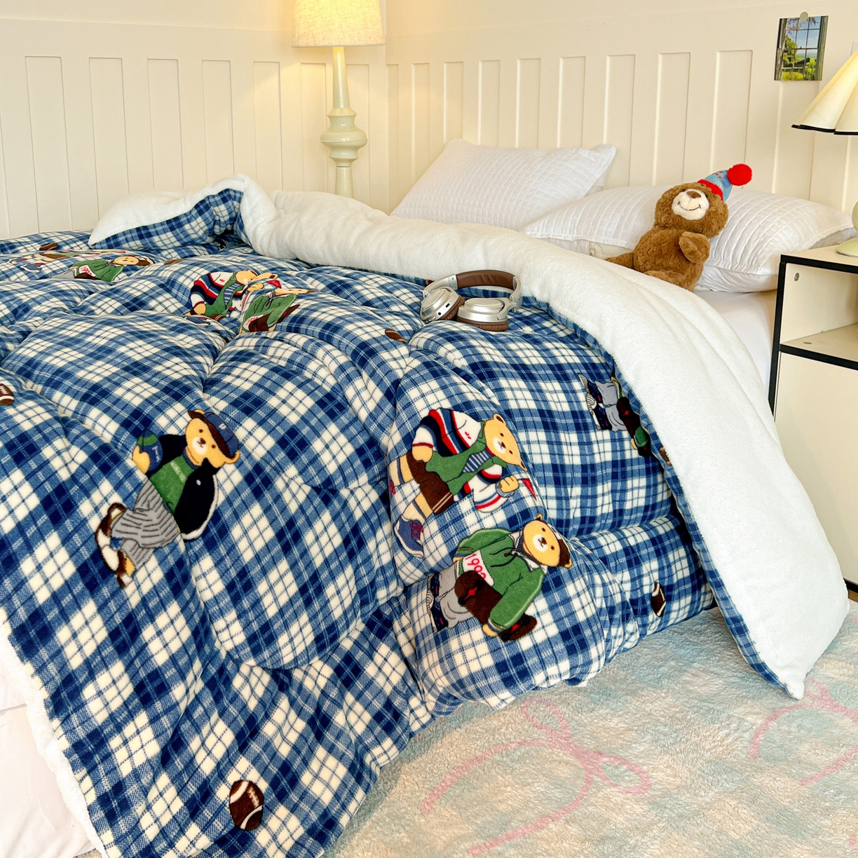 91家纺网 家纺一手货源 找家纺 铺尚美家纺 2025新款牛奶绒羊羔绒印花清新款冬被子被芯 蓝格英伦熊