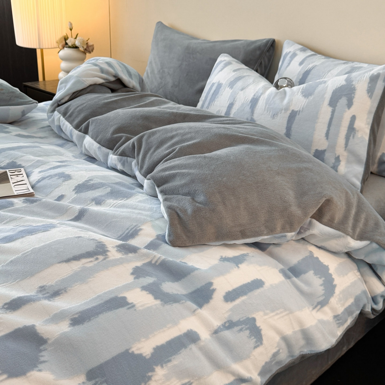 91家纺网 家纺一手货源 找家纺 吾秀家居 2025新款立体雕花牛奶绒四件套- 柔美系列 空谷蓝