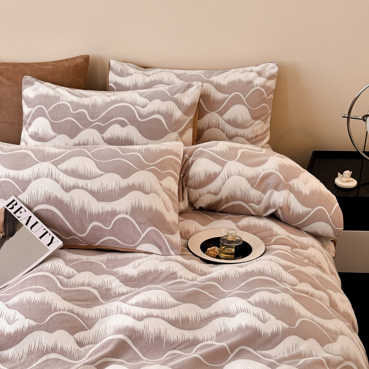 91家纺网 家纺一手货源 找家纺 吾秀家居 2025新款立体雕花牛奶绒四件套- 柔美系列 云山