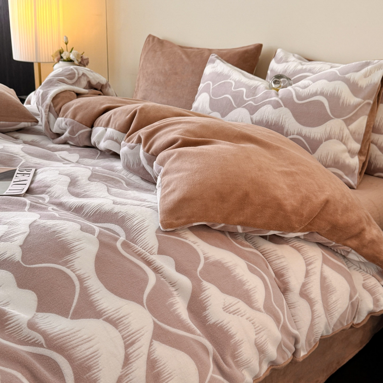 91家纺网 家纺一手货源 找家纺 吾秀家居 2025新款立体雕花牛奶绒四件套- 柔美系列 云山