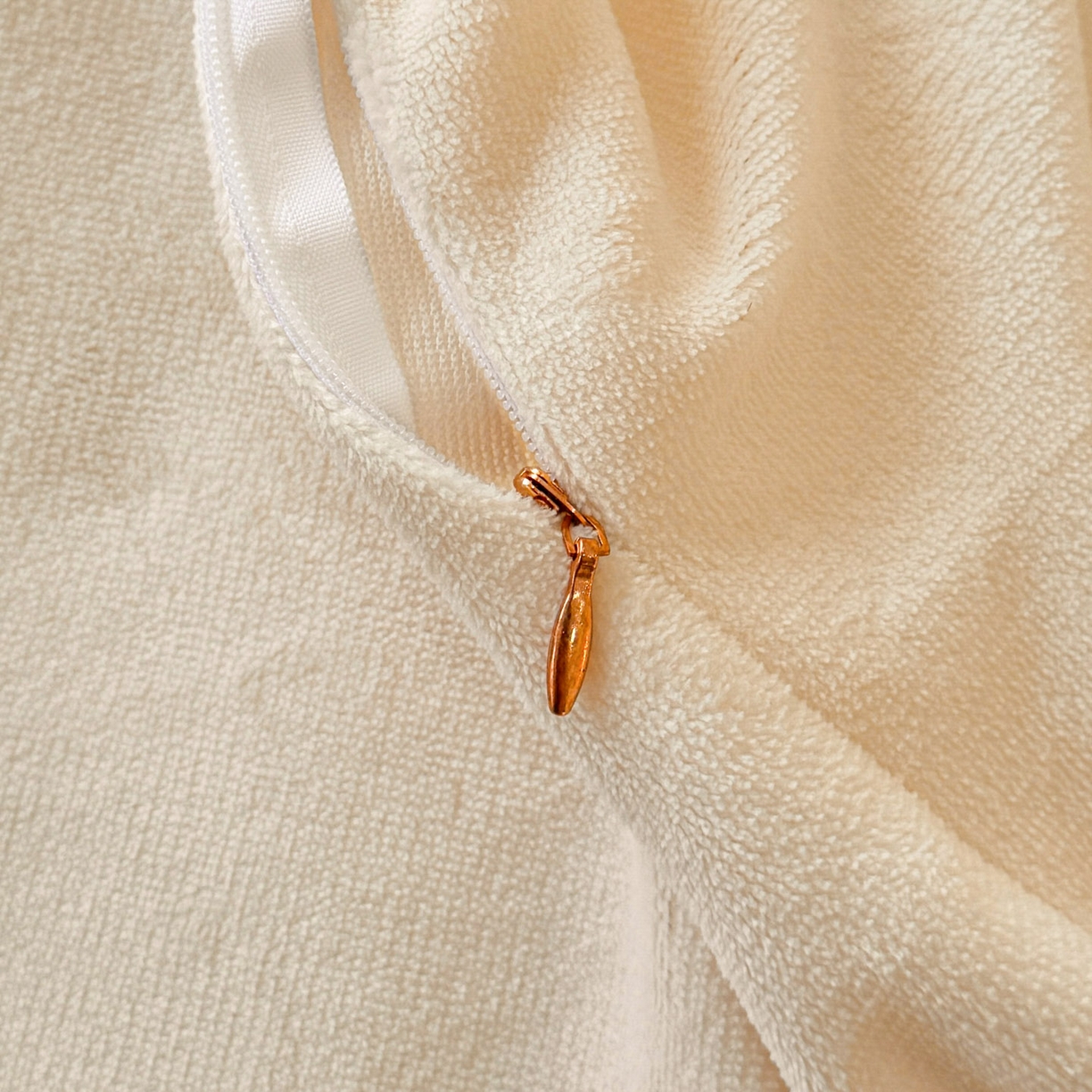 91家纺网 家纺一手货源 找家纺 吾秀家居 2025新款立体雕花牛奶绒四件套- 柔美系列 玫瑰园