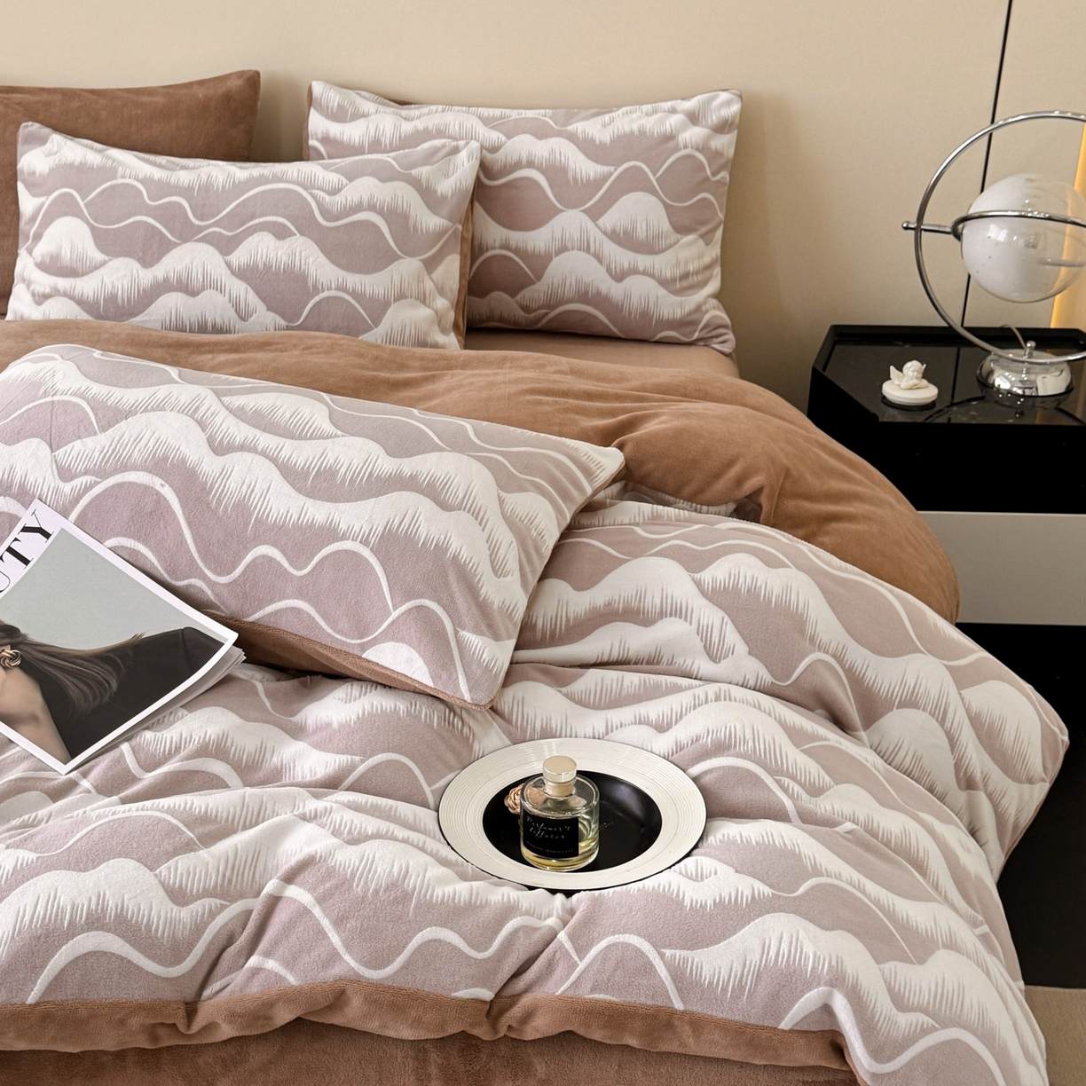 91家纺网 家纺一手货源 找家纺 吾秀家居 2025新款立体雕花牛奶绒四件套- 柔美系列 云山