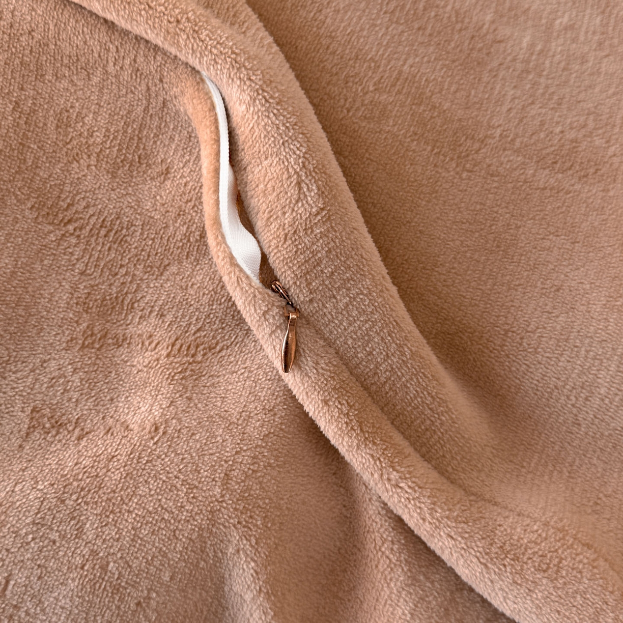 91家纺网 家纺一手货源 找家纺 吾秀家居 2025新款立体雕花牛奶绒四件套- 柔美系列 花开浪漫