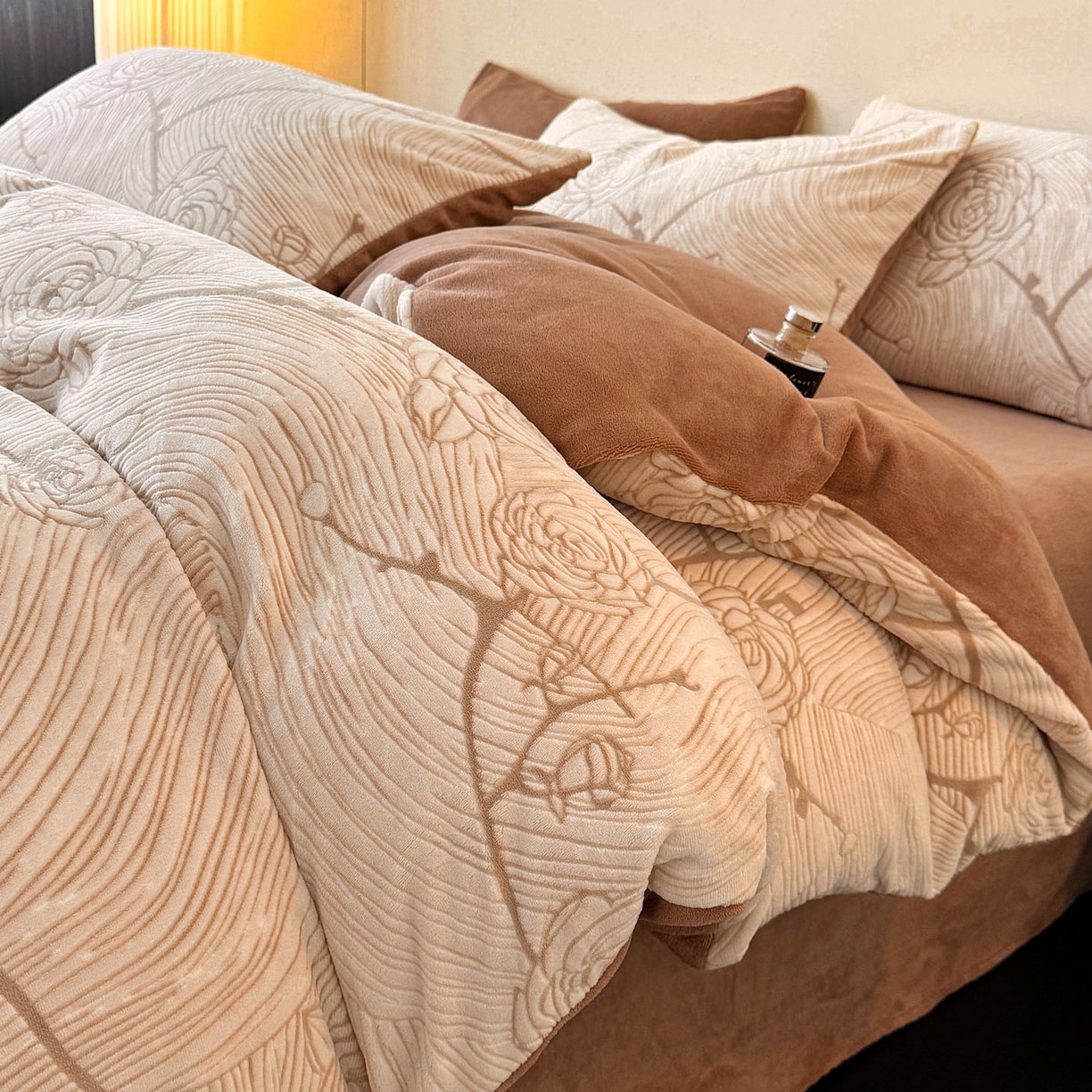 91家纺网 家纺一手货源 找家纺 吾秀家居 2025新款立体雕花牛奶绒四件套- 柔美系列 花开浪漫