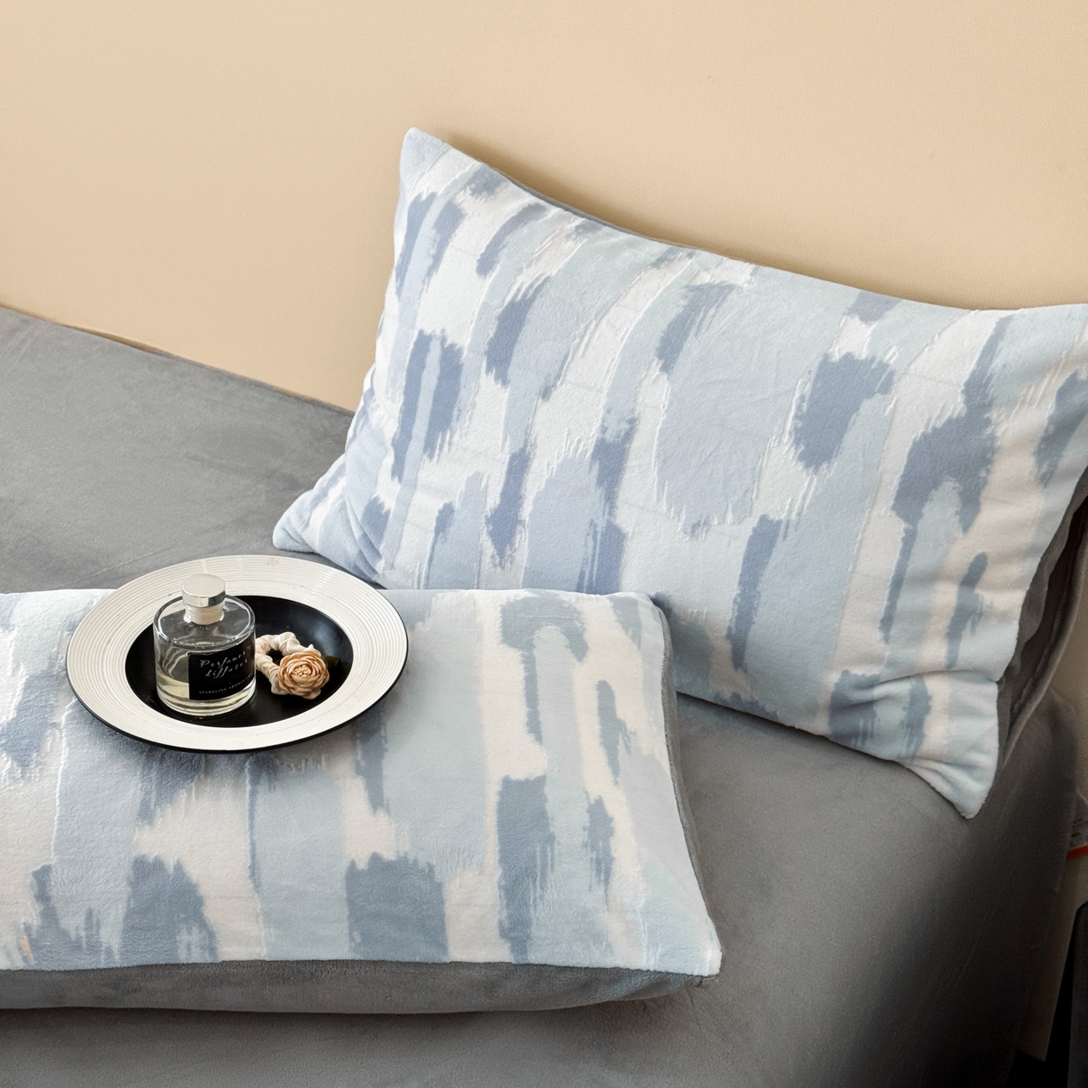 91家纺网 家纺一手货源 找家纺 吾秀家居 2025新款立体雕花牛奶绒四件套- 柔美系列 空谷蓝