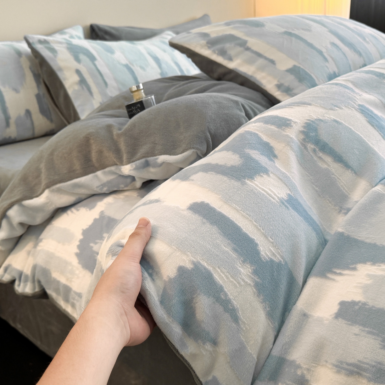 91家纺网 家纺一手货源 找家纺 吾秀家居 2025新款立体雕花牛奶绒四件套- 柔美系列 空谷蓝