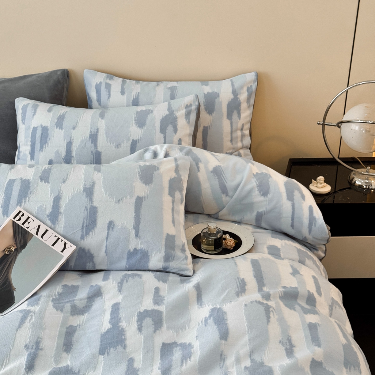 91家纺网 家纺一手货源 找家纺 吾秀家居 2025新款立体雕花牛奶绒四件套- 柔美系列 空谷蓝