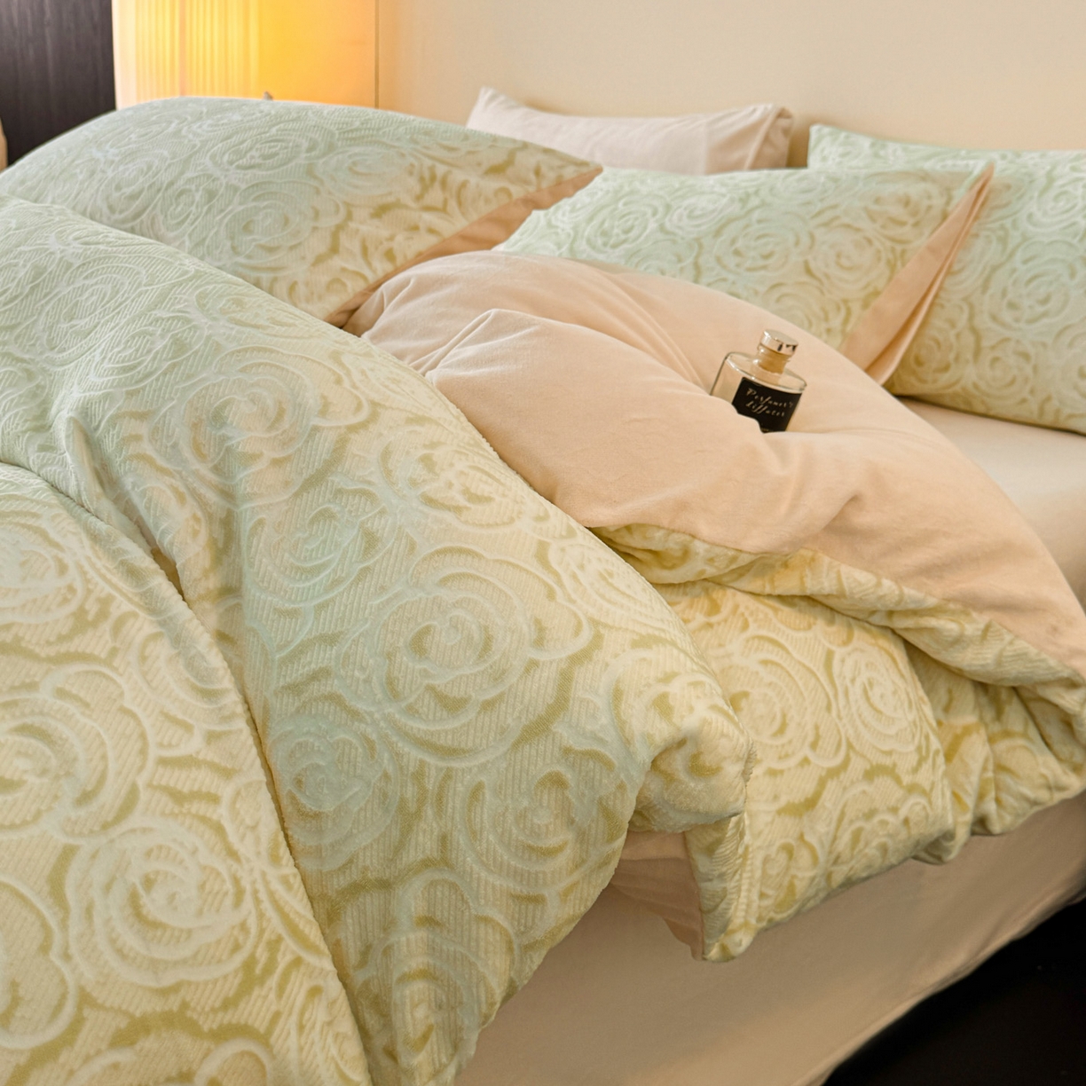 91家纺网 家纺一手货源 找家纺 吾秀家居 2025新款立体雕花牛奶绒四件套- 柔美系列 玫瑰园