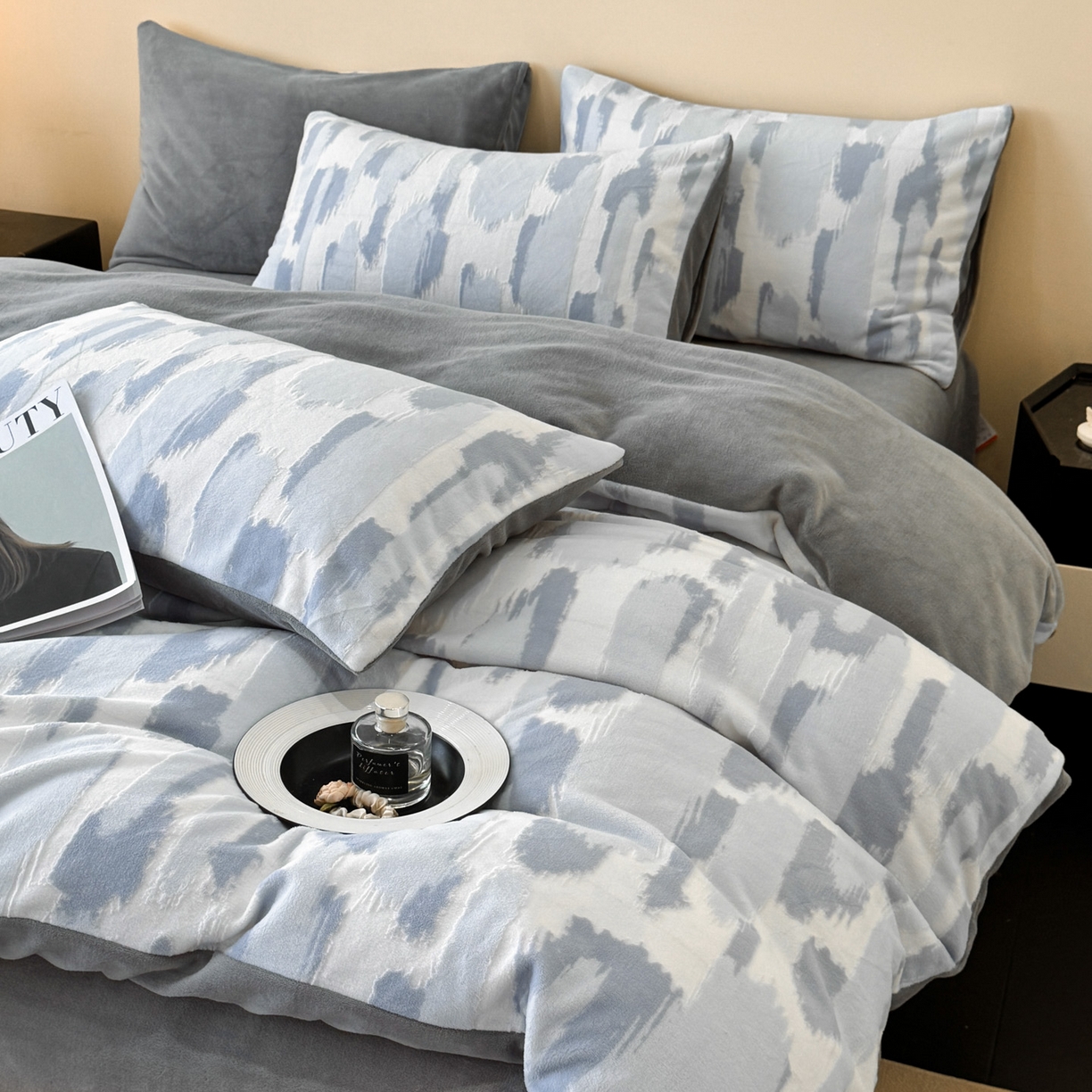 91家纺网 家纺一手货源 找家纺 吾秀家居 2025新款立体雕花牛奶绒四件套- 柔美系列 空谷蓝