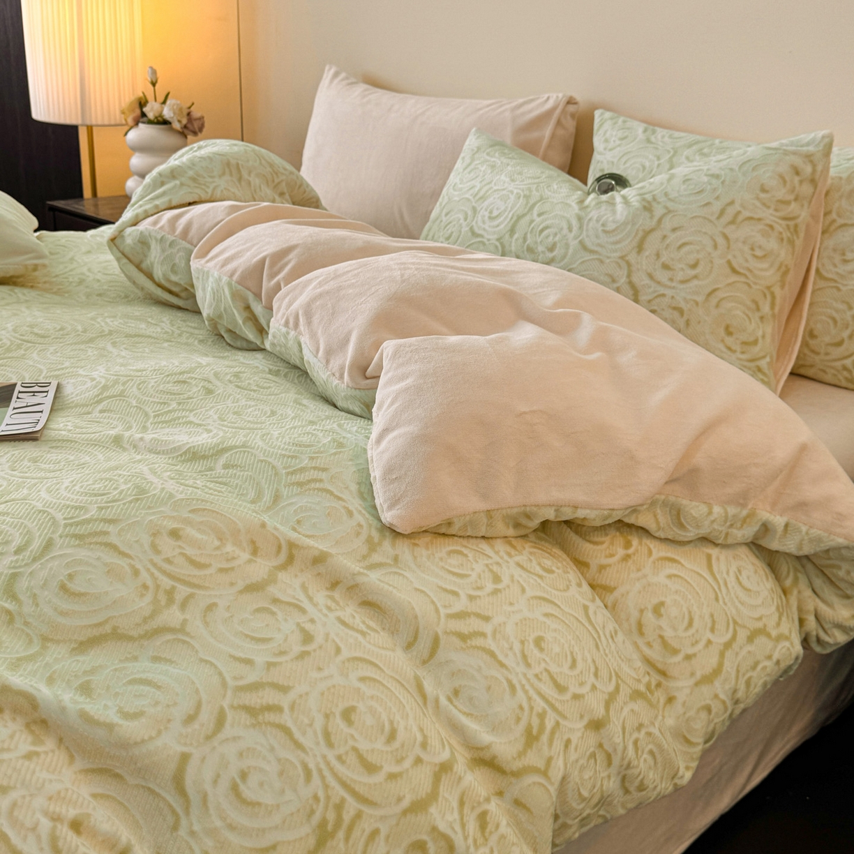 91家纺网 家纺一手货源 找家纺 吾秀家居 2025新款立体雕花牛奶绒四件套- 柔美系列 玫瑰园