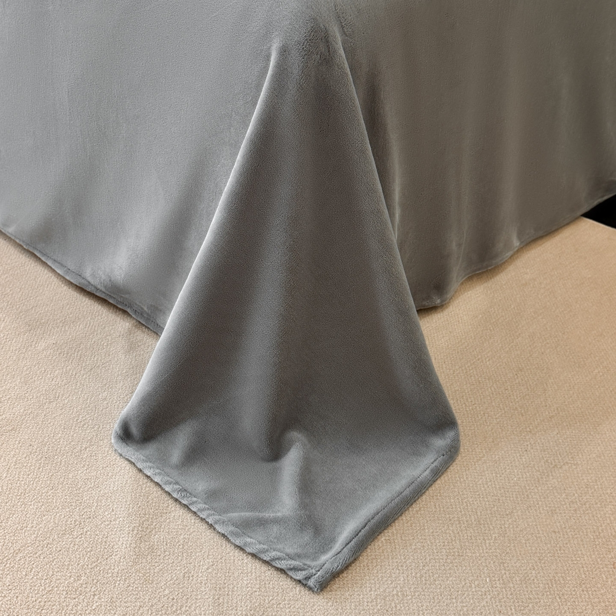 91家纺网 家纺一手货源 找家纺 吾秀家居 2025新款立体雕花牛奶绒四件套- 柔美系列 空谷蓝