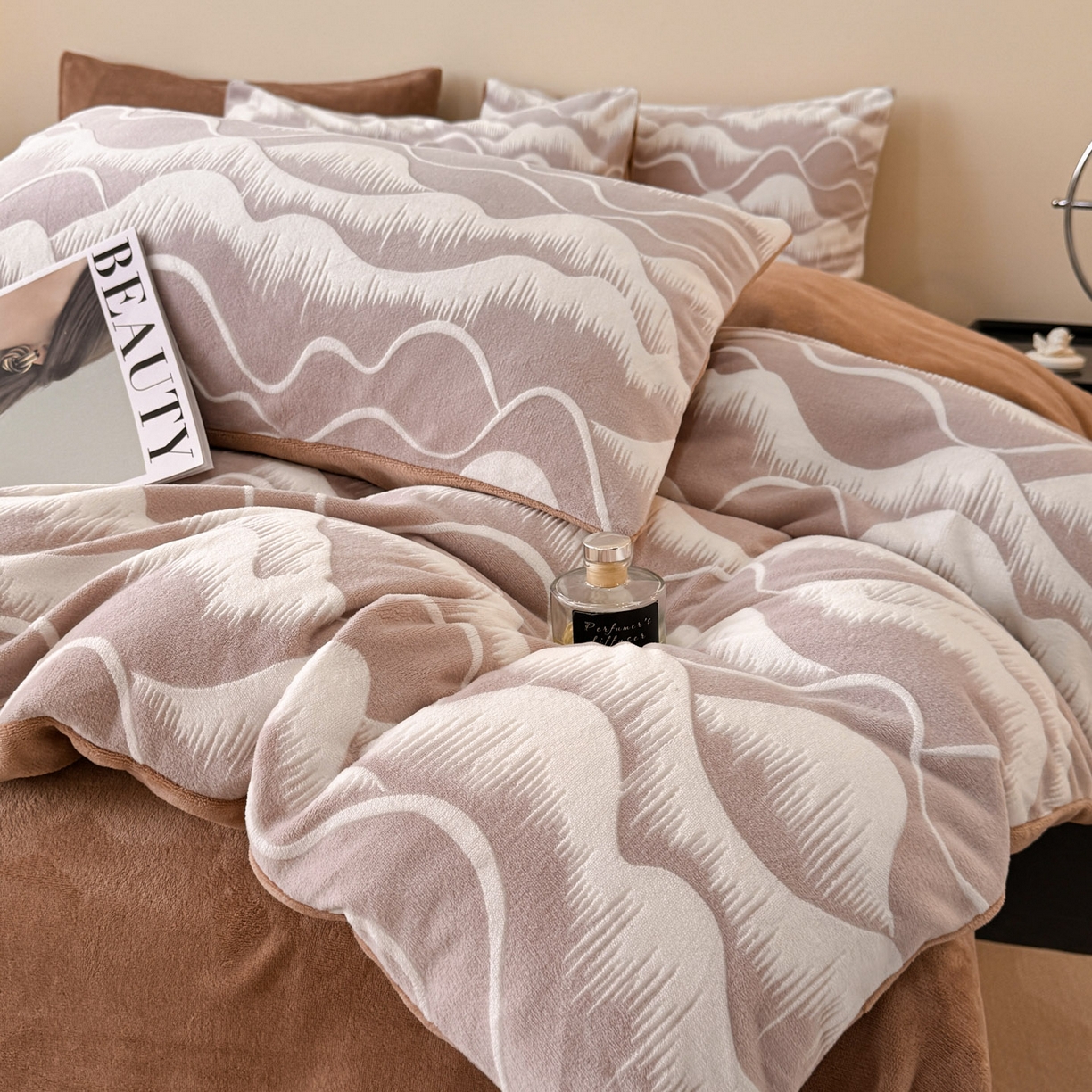 91家纺网 家纺一手货源 找家纺 吾秀家居 2025新款立体雕花牛奶绒四件套- 柔美系列 云山