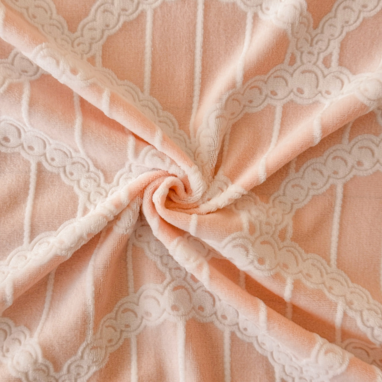 91家纺网 家纺一手货源 找家纺 吾秀家居 2025新款立体雕花牛奶绒四件套- 柔美系列 蕾丝公主