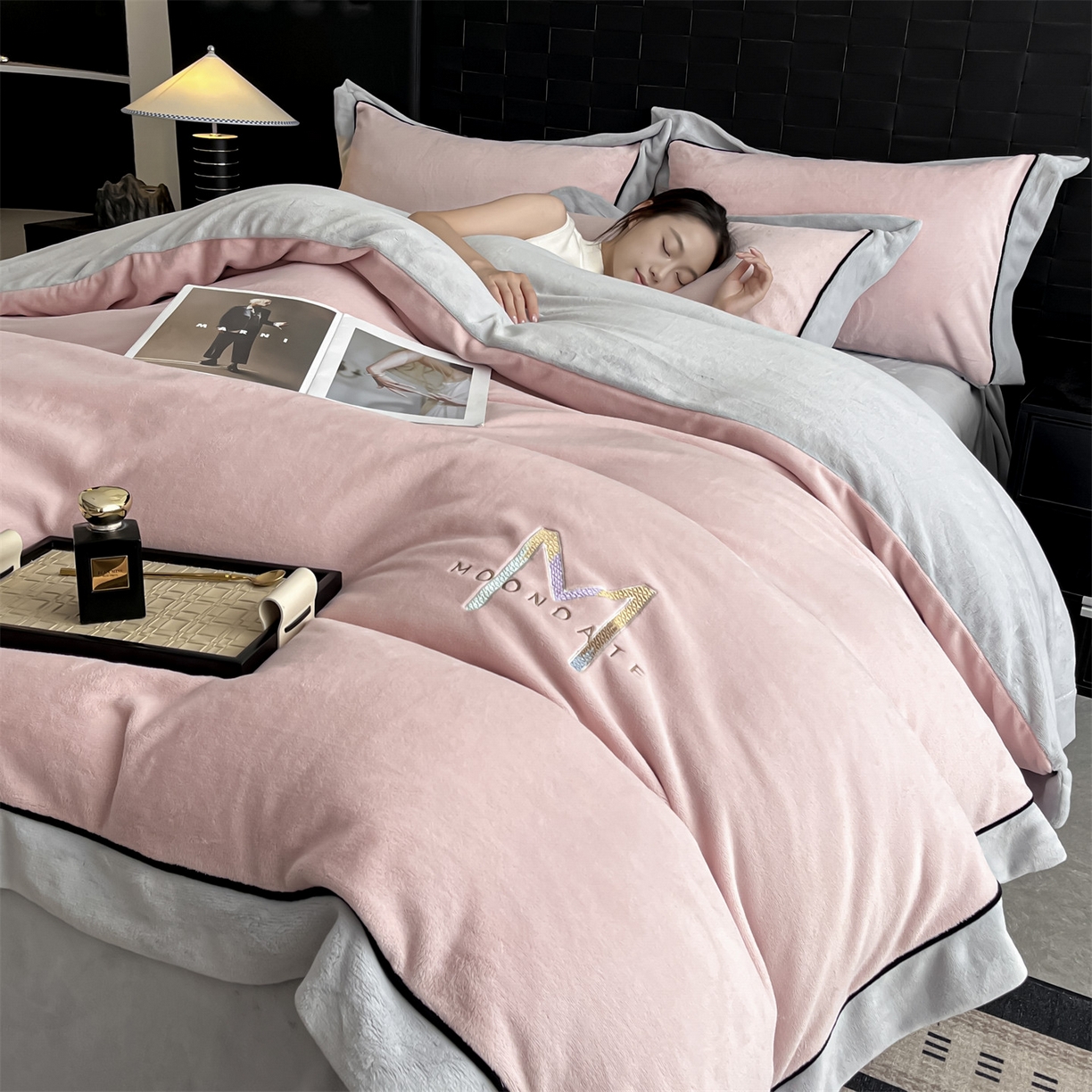 遇见家居生活馆 2025新款A类牛奶绒玛利亚绒宽边四件套（控价：标准188，加大198，床笠款193） 靓粉+星辰灰