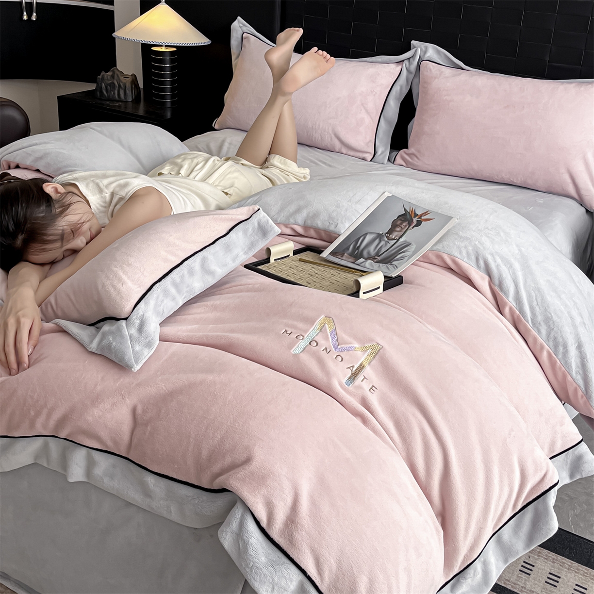 91家纺网 家纺一手货源 找家纺 遇见家居生活馆 2025新款A类牛奶绒玛利亚绒宽边四件套（控价：标准188，加大198，床笠款193） 靓粉+星辰灰