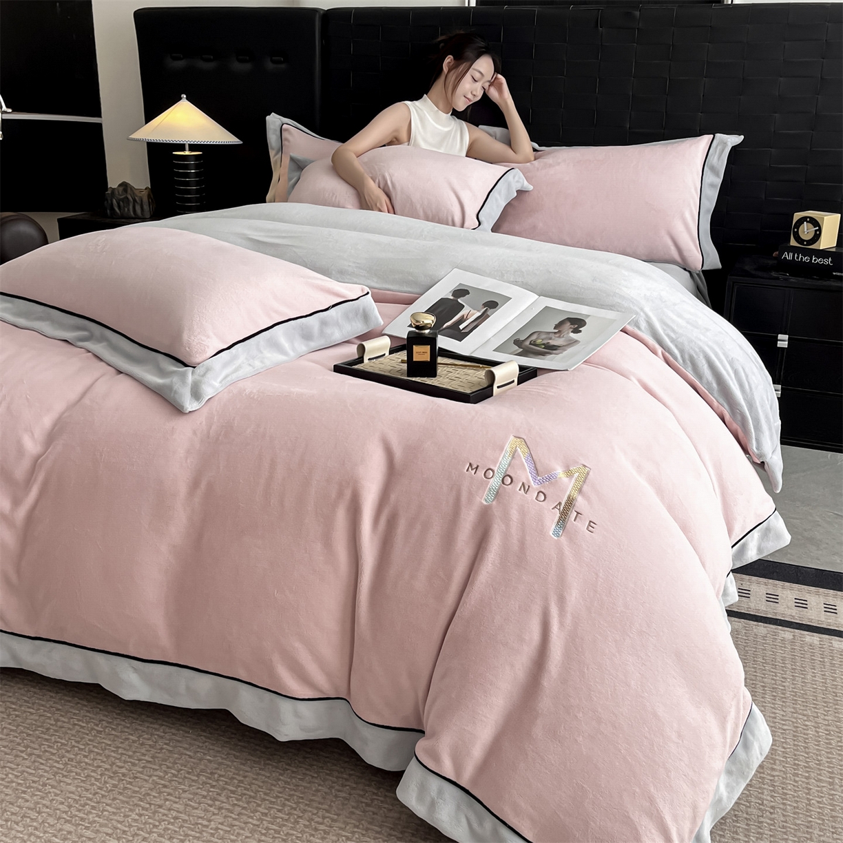 91家纺网 家纺一手货源 找家纺 遇见家居生活馆 2025新款A类牛奶绒玛利亚绒宽边四件套（控价：标准188，加大198，床笠款193） 靓粉+星辰灰