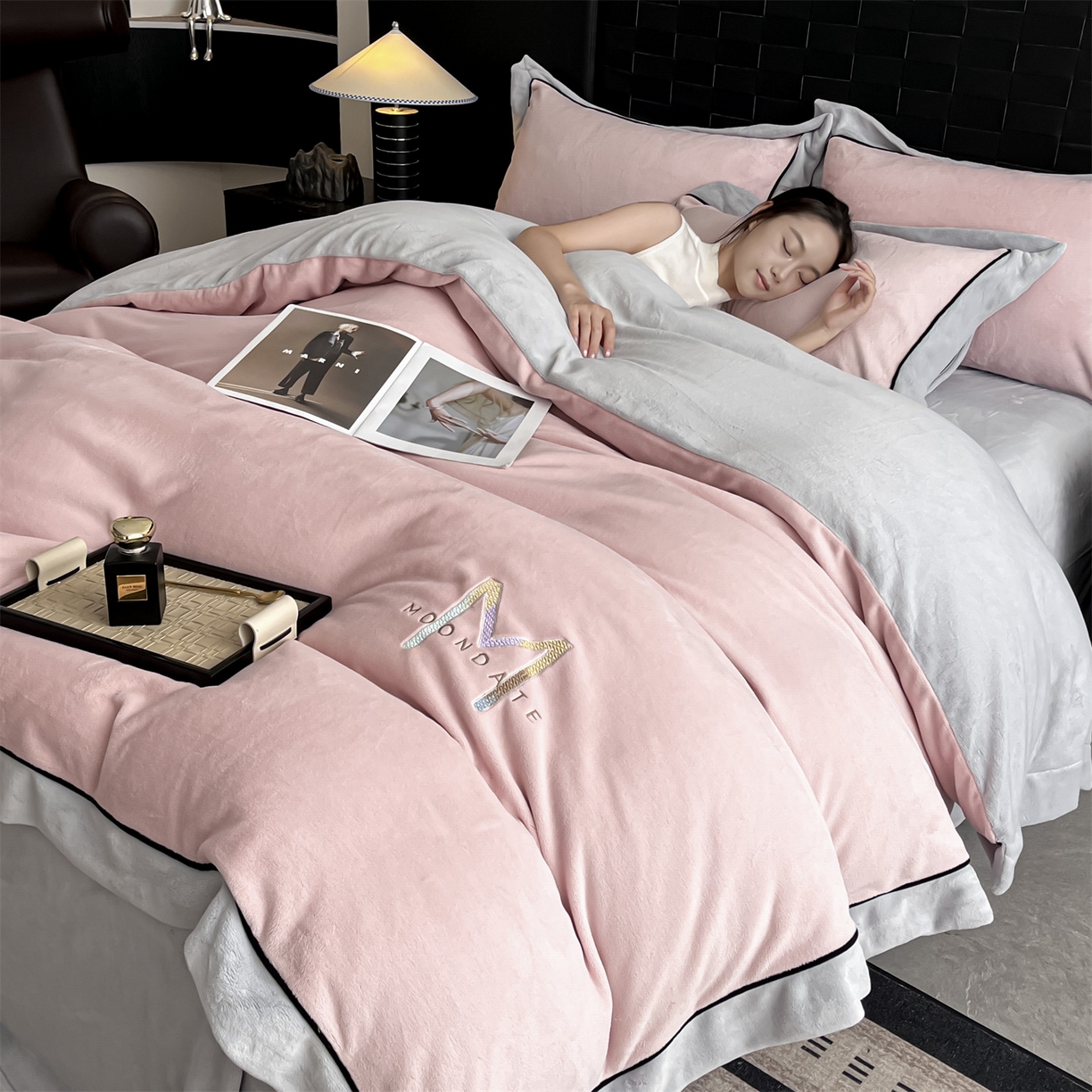 91家纺网 家纺一手货源 找家纺 遇见家居生活馆 2025新款A类牛奶绒玛利亚绒宽边四件套（控价：标准188，加大198，床笠款193） 靓粉+星辰灰