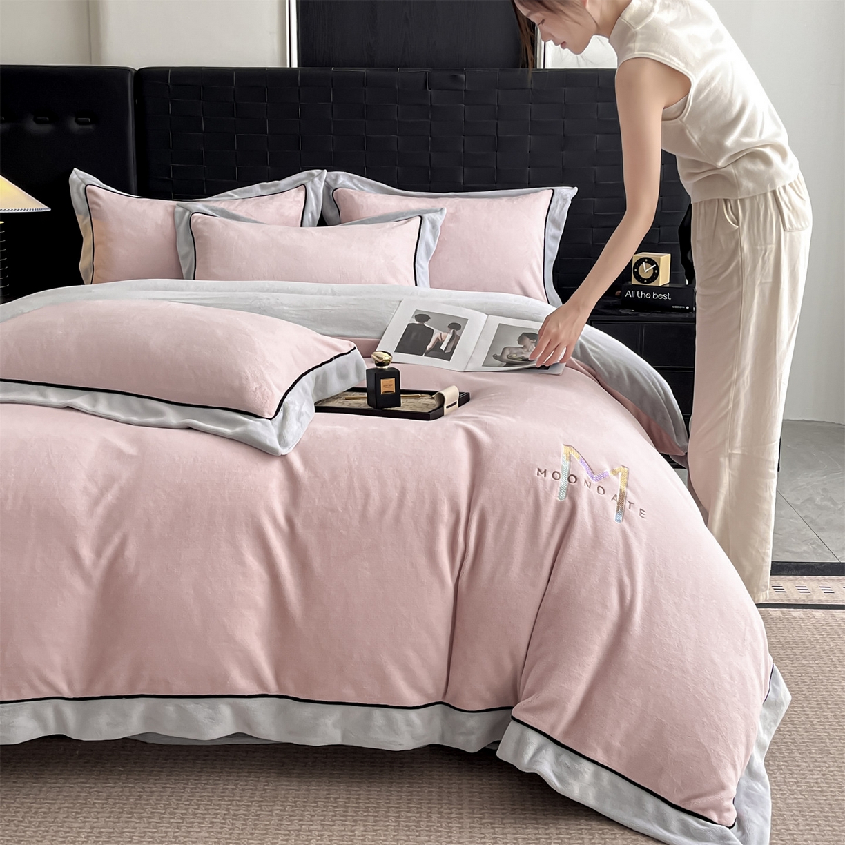 91家纺网 家纺一手货源 找家纺 遇见家居生活馆 2025新款A类牛奶绒玛利亚绒宽边四件套（控价：标准188，加大198，床笠款193） 靓粉+星辰灰