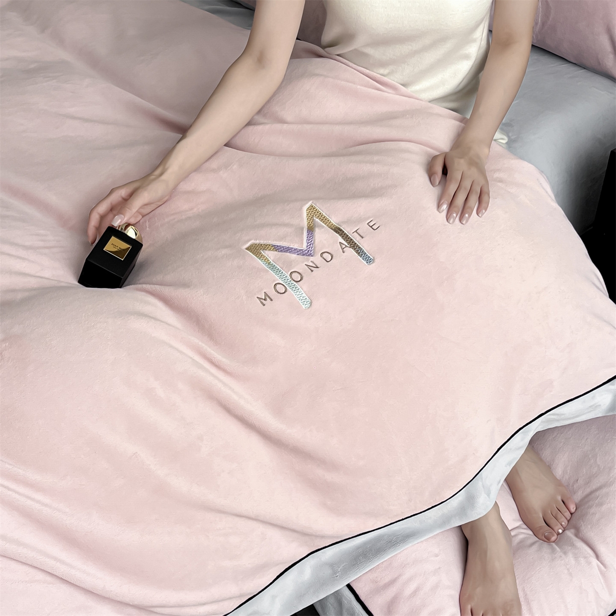 91家纺网 家纺一手货源 找家纺 遇见家居生活馆 2025新款A类牛奶绒玛利亚绒宽边四件套（控价：标准188，加大198，床笠款193） 靓粉+星辰灰