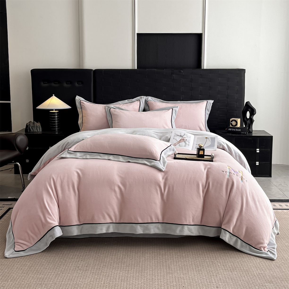 91家纺网 家纺一手货源 找家纺 遇见家居生活馆 2025新款A类牛奶绒玛利亚绒宽边四件套（控价：标准188，加大198，床笠款193） 靓粉+星辰灰