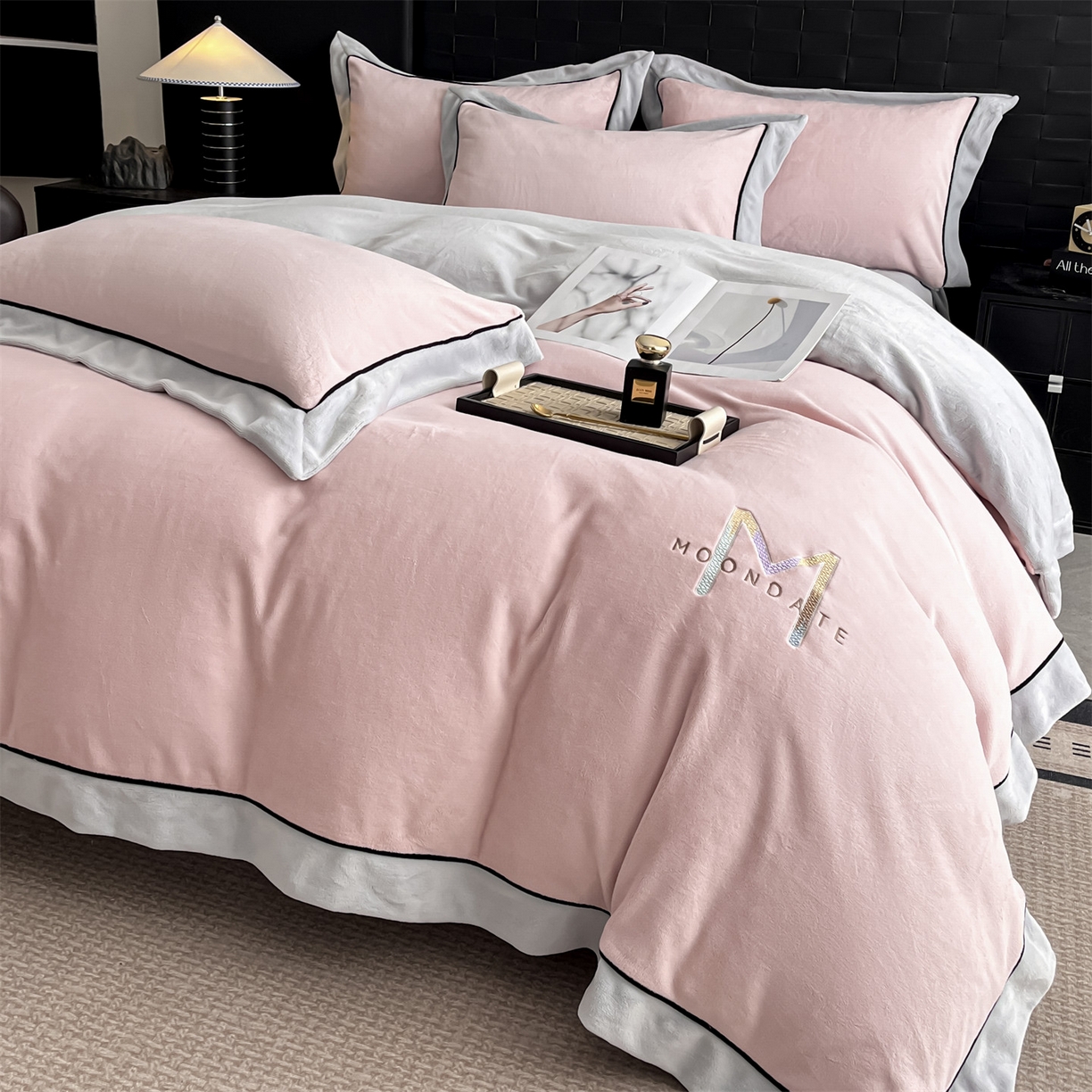 91家纺网 家纺一手货源 找家纺 遇见家居生活馆 2025新款A类牛奶绒玛利亚绒宽边四件套（控价：标准188，加大198，床笠款193） 靓粉+星辰灰