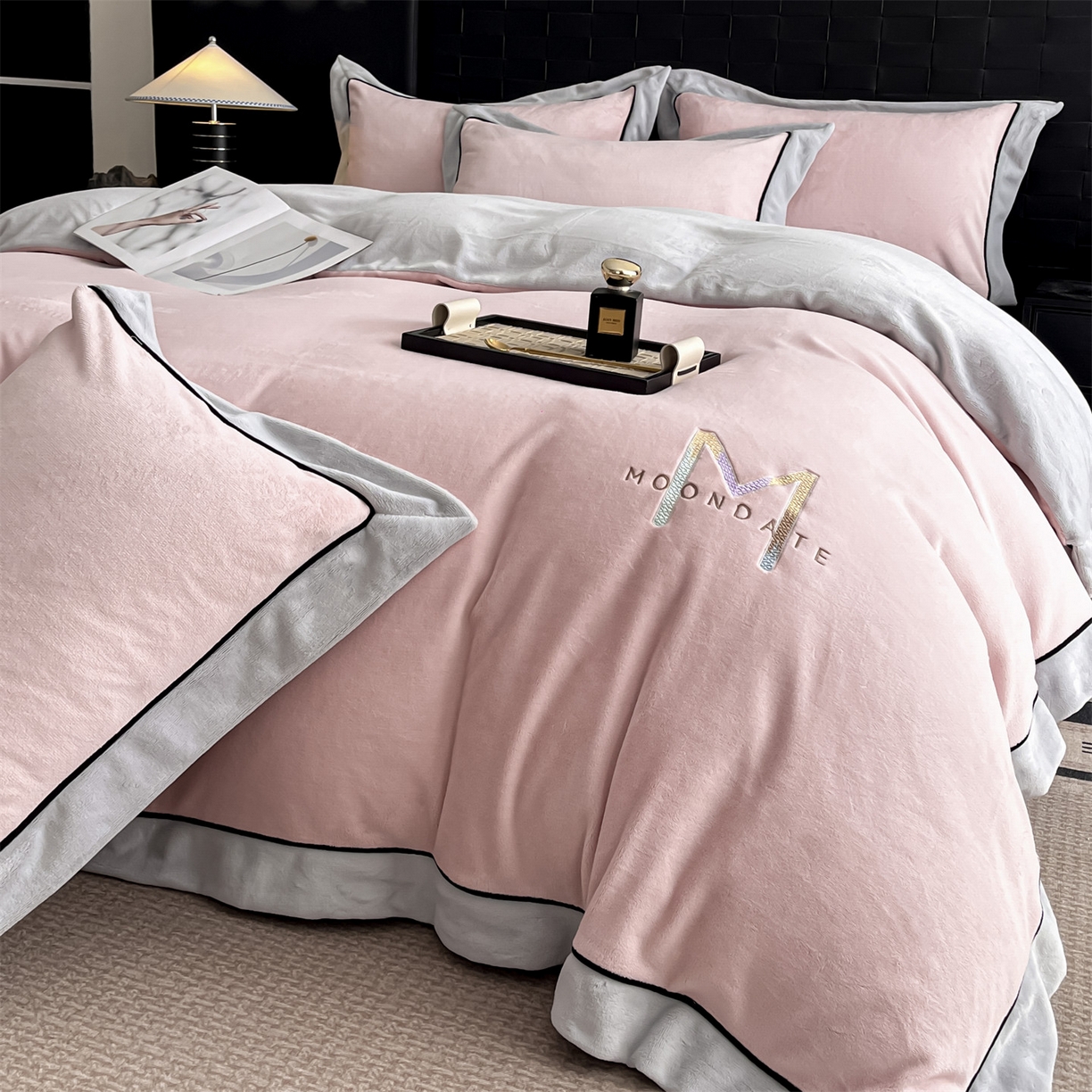 91家纺网 家纺一手货源 找家纺 遇见家居生活馆 2025新款A类牛奶绒玛利亚绒宽边四件套（控价：标准188，加大198，床笠款193） 靓粉+星辰灰