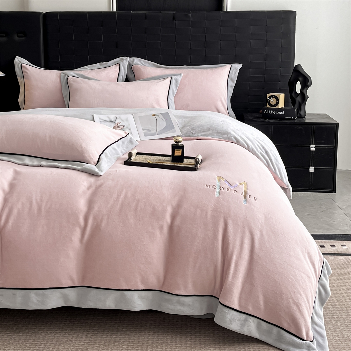 91家纺网 家纺一手货源 找家纺 遇见家居生活馆 2025新款A类牛奶绒玛利亚绒宽边四件套（控价：标准188，加大198，床笠款193） 靓粉+星辰灰