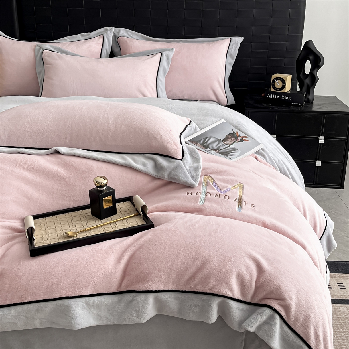 91家纺网 家纺一手货源 找家纺 遇见家居生活馆 2025新款A类牛奶绒玛利亚绒宽边四件套（控价：标准188，加大198，床笠款193） 靓粉+星辰灰