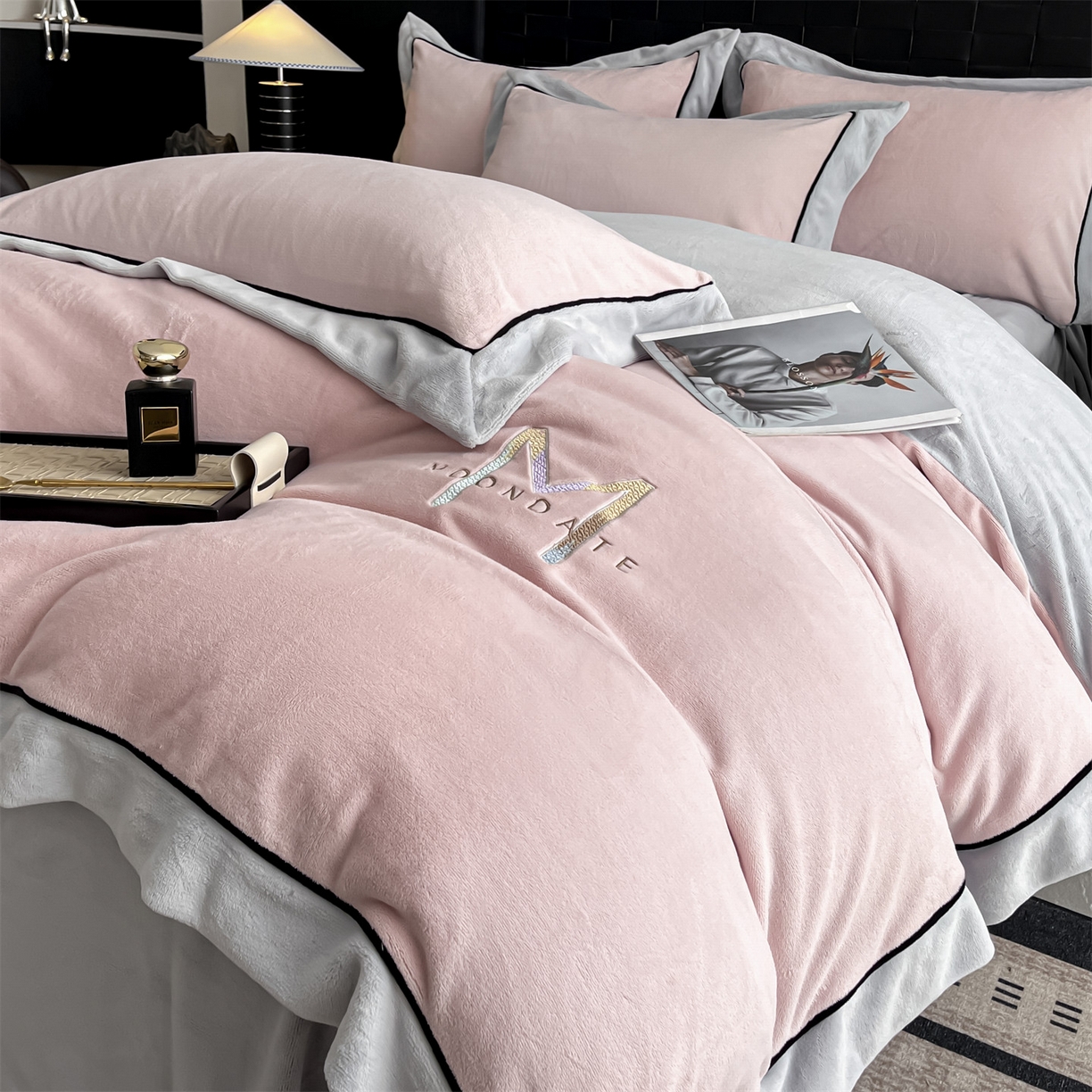 91家纺网 家纺一手货源 找家纺 遇见家居生活馆 2025新款A类牛奶绒玛利亚绒宽边四件套（控价：标准188，加大198，床笠款193） 靓粉+星辰灰