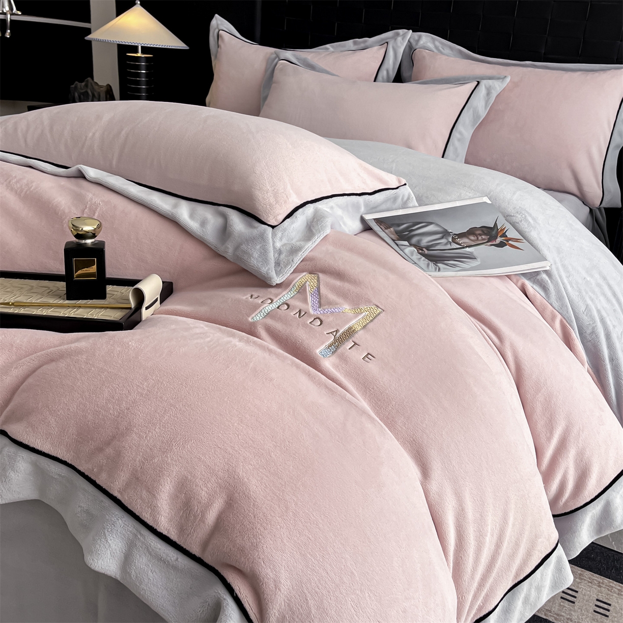 91家纺网 家纺一手货源 找家纺 遇见家居生活馆 2025新款A类牛奶绒玛利亚绒宽边四件套（控价：标准188，加大198，床笠款193） 靓粉+星辰灰