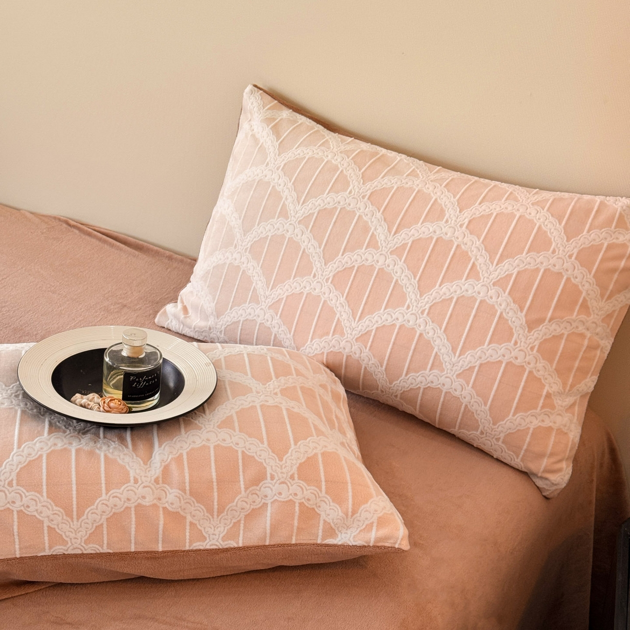 91家纺网 家纺一手货源 找家纺 吾秀家居 2025新款立体雕花牛奶绒四件套- 柔美系列 蕾丝公主