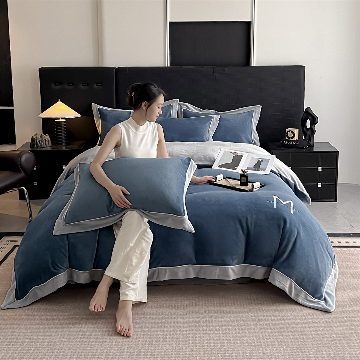 91家纺网 家纺一手货源 找家纺 遇见家居生活馆 2025新款A类牛奶绒玛利亚绒宽边四件套（控价：标准188，加大198，床笠款193） 宾利蓝+星辰灰
