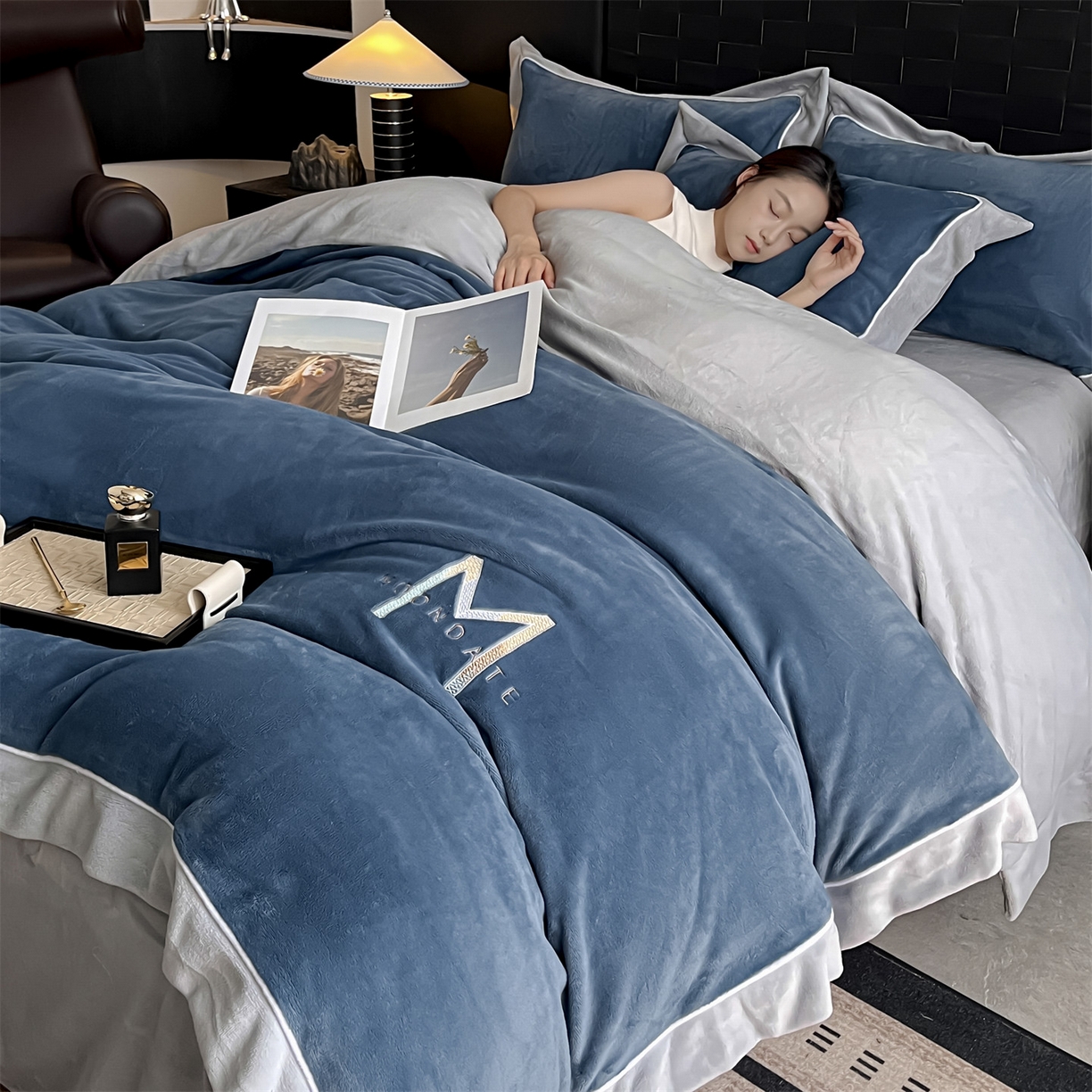 91家纺网 家纺一手货源 找家纺 遇见家居生活馆 2025新款A类牛奶绒玛利亚绒宽边四件套（控价：标准188，加大198，床笠款193） 宾利蓝+星辰灰