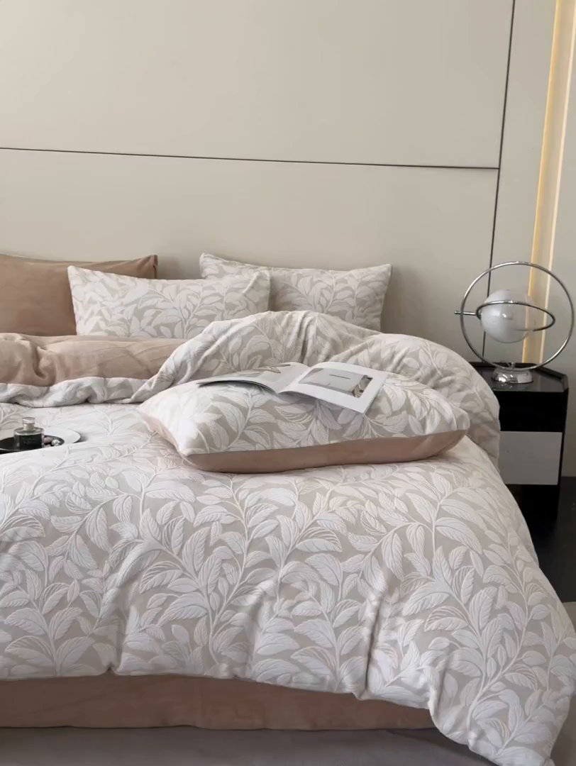 91家纺网 家纺一手货源 找家纺 吾秀家居 2025新款立体雕花牛奶绒四件套- 柔美系列 叶语