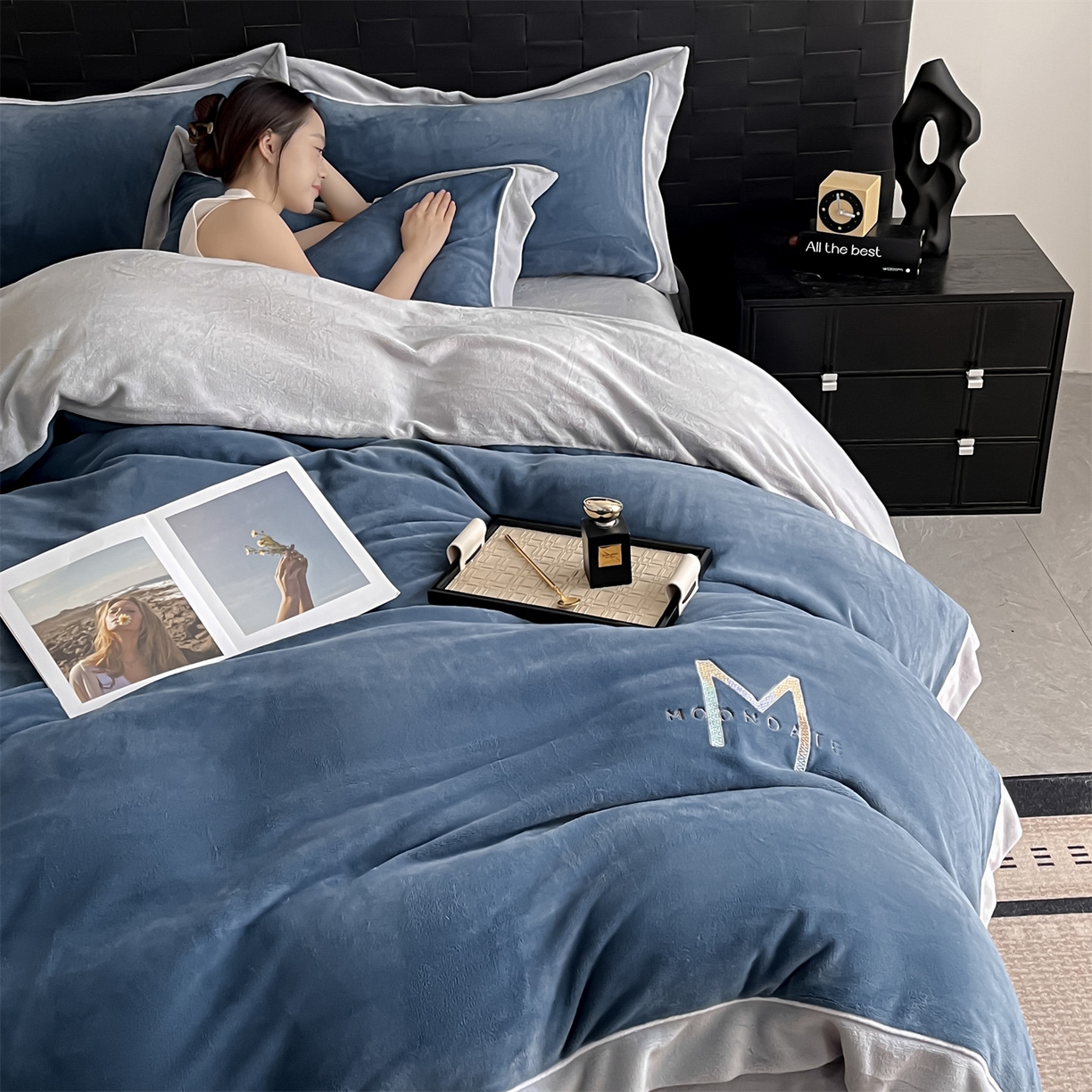 91家纺网 家纺一手货源 找家纺 遇见家居生活馆 2025新款A类牛奶绒玛利亚绒宽边四件套（控价：标准188，加大198，床笠款193） 宾利蓝+星辰灰