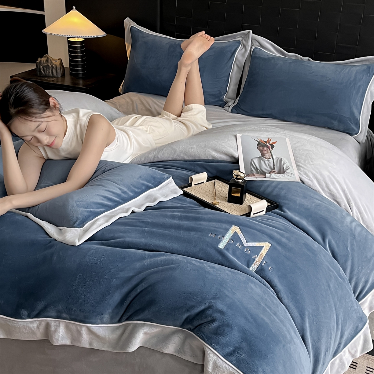 91家纺网 家纺一手货源 找家纺 遇见家居生活馆 2025新款A类牛奶绒玛利亚绒宽边四件套（控价：标准188，加大198，床笠款193） 宾利蓝+星辰灰