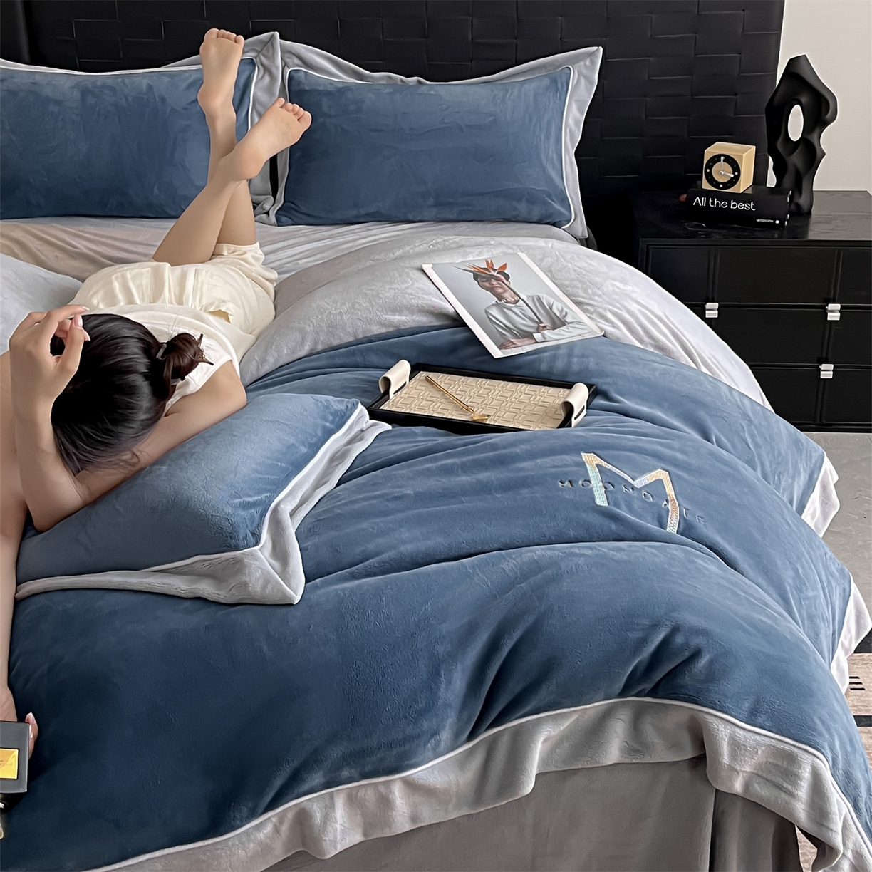 91家纺网 家纺一手货源 找家纺 遇见家居生活馆 2025新款A类牛奶绒玛利亚绒宽边四件套（控价：标准188，加大198，床笠款193） 宾利蓝+星辰灰