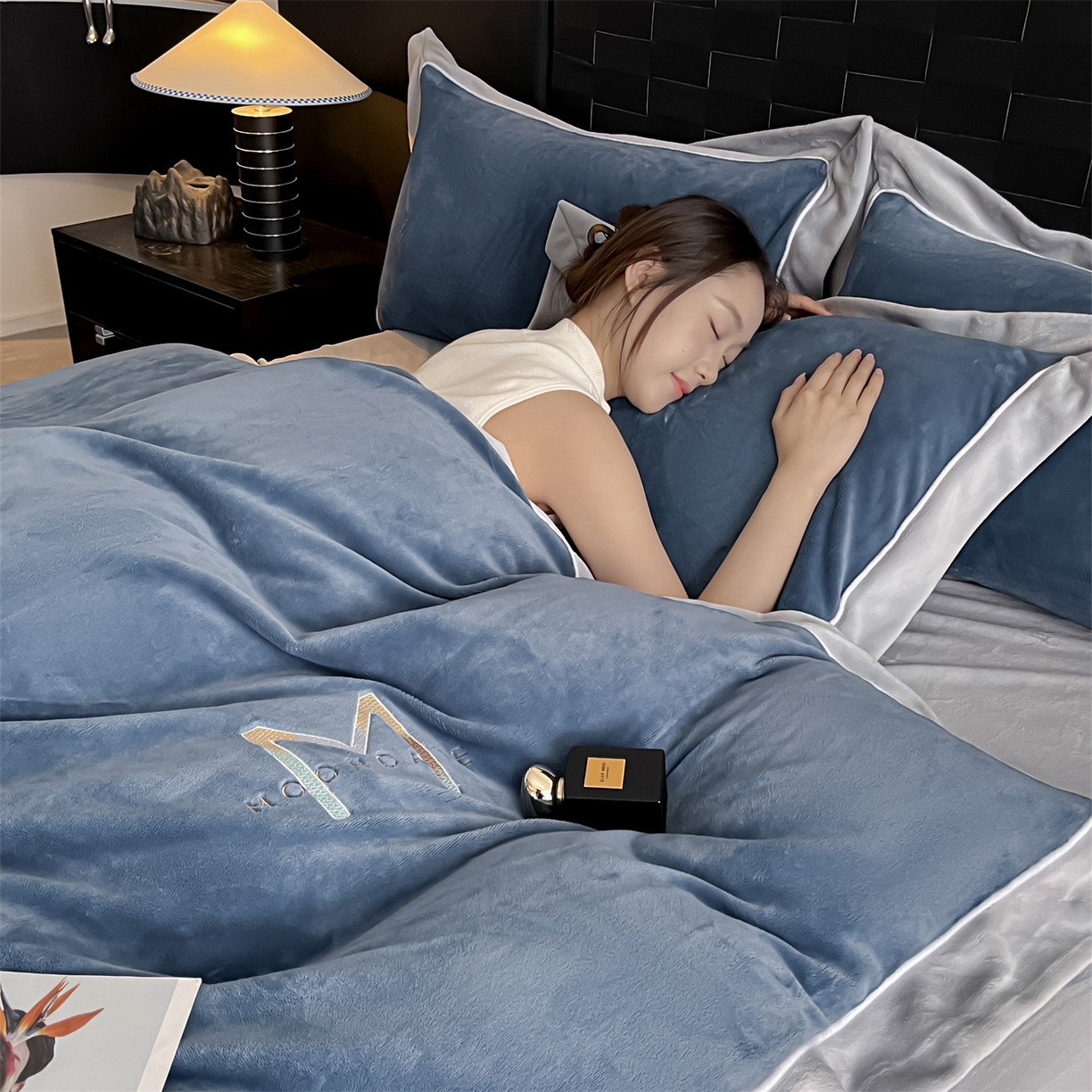 91家纺网 家纺一手货源 找家纺 遇见家居生活馆 2025新款A类牛奶绒玛利亚绒宽边四件套（控价：标准188，加大198，床笠款193） 宾利蓝+星辰灰