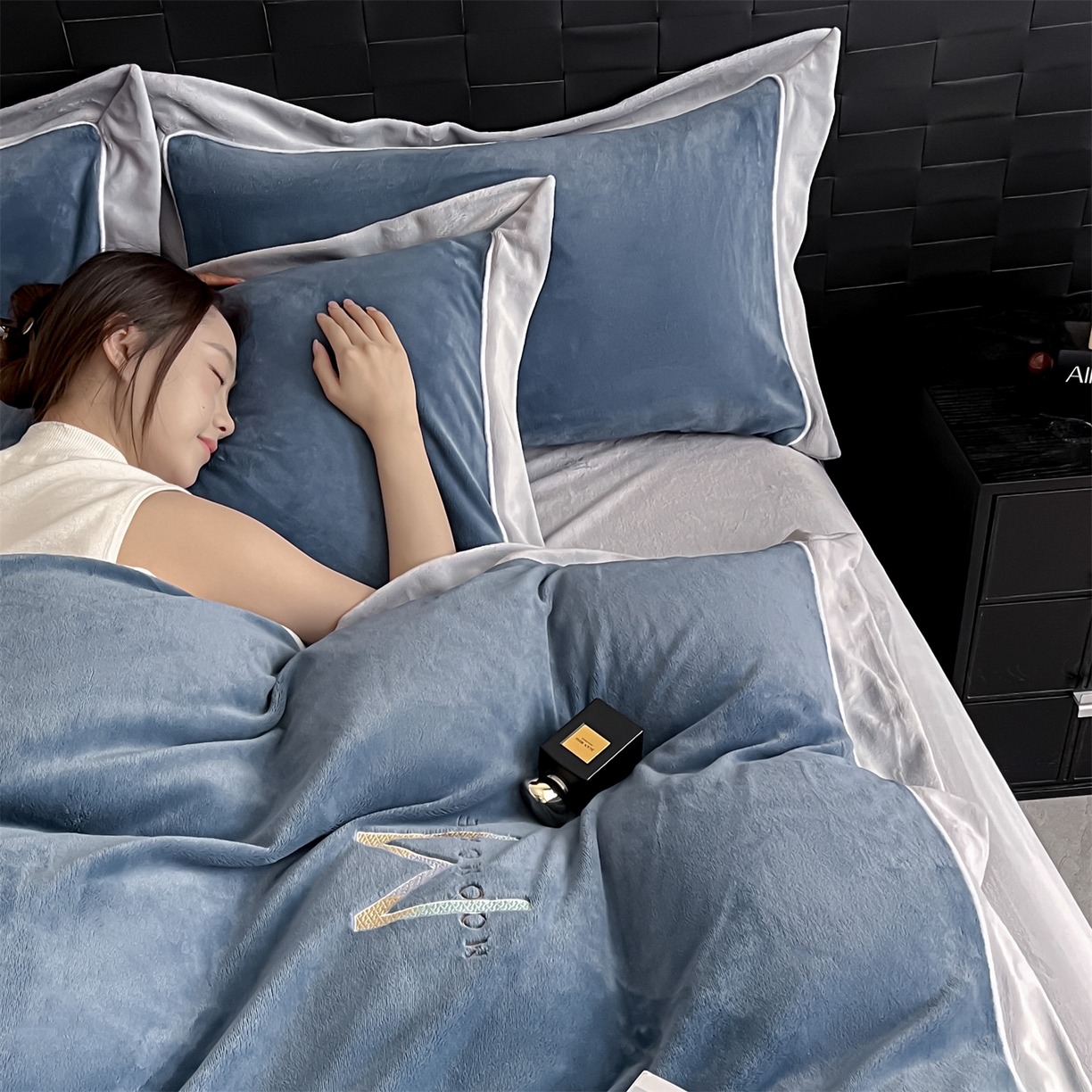 91家纺网 家纺一手货源 找家纺 遇见家居生活馆 2025新款A类牛奶绒玛利亚绒宽边四件套（控价：标准188，加大198，床笠款193） 宾利蓝+星辰灰