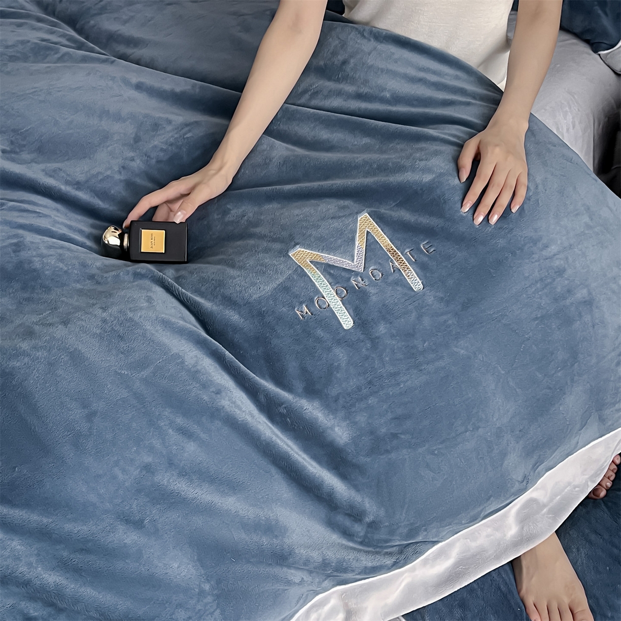 91家纺网 家纺一手货源 找家纺 遇见家居生活馆 2025新款A类牛奶绒玛利亚绒宽边四件套（控价：标准188，加大198，床笠款193） 宾利蓝+星辰灰