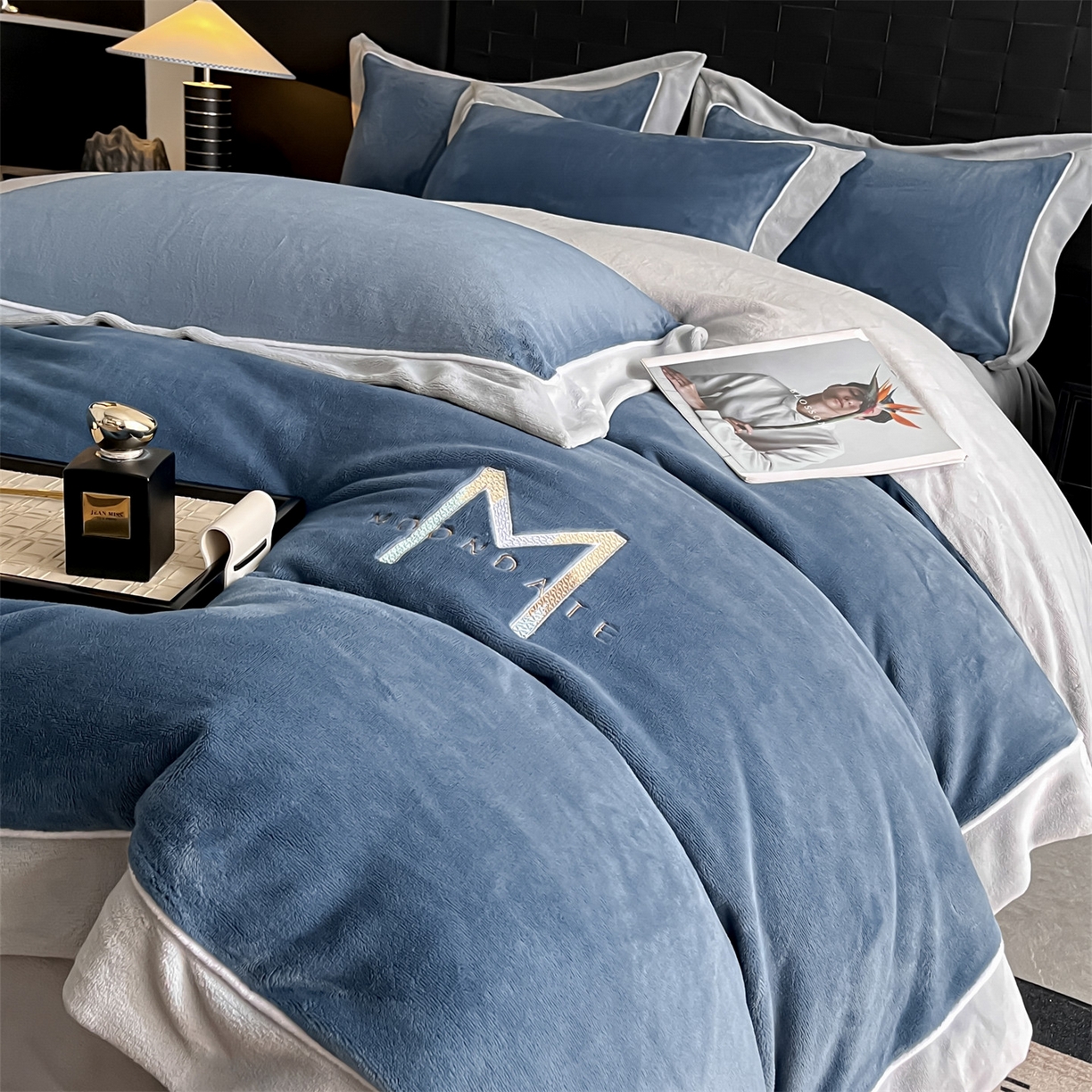 91家纺网 家纺一手货源 找家纺 遇见家居生活馆 2025新款A类牛奶绒玛利亚绒宽边四件套（控价：标准188，加大198，床笠款193） 宾利蓝+星辰灰