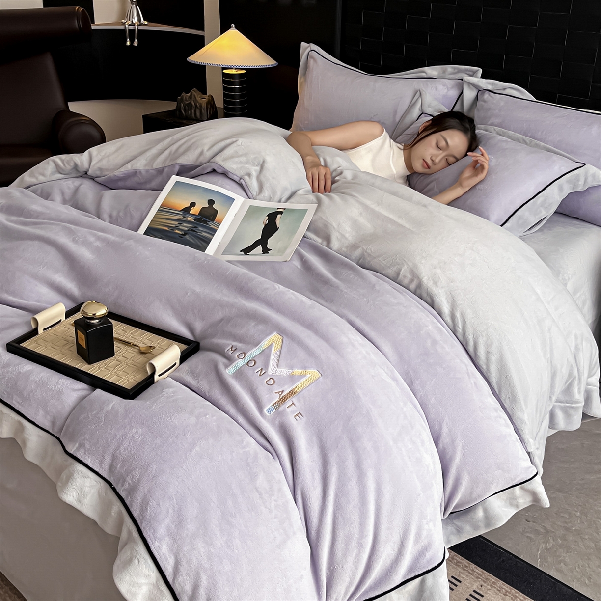 91家纺网 家纺一手货源 找家纺 遇见家居生活馆 2025新款A类牛奶绒玛利亚绒宽边四件套（控价：标准188，加大198，床笠款193） 丁香紫+星辰灰
