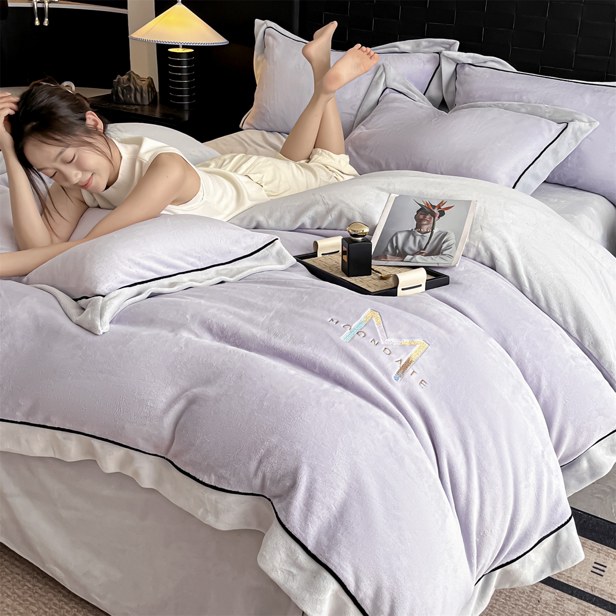 91家纺网 家纺一手货源 找家纺 遇见家居生活馆 2025新款A类牛奶绒玛利亚绒宽边四件套（控价：标准188，加大198，床笠款193） 丁香紫+星辰灰