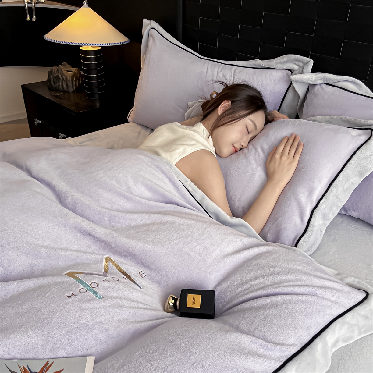 91家纺网 家纺一手货源 找家纺 遇见家居生活馆 2025新款A类牛奶绒玛利亚绒宽边四件套（控价：标准188，加大198，床笠款193） 丁香紫+星辰灰