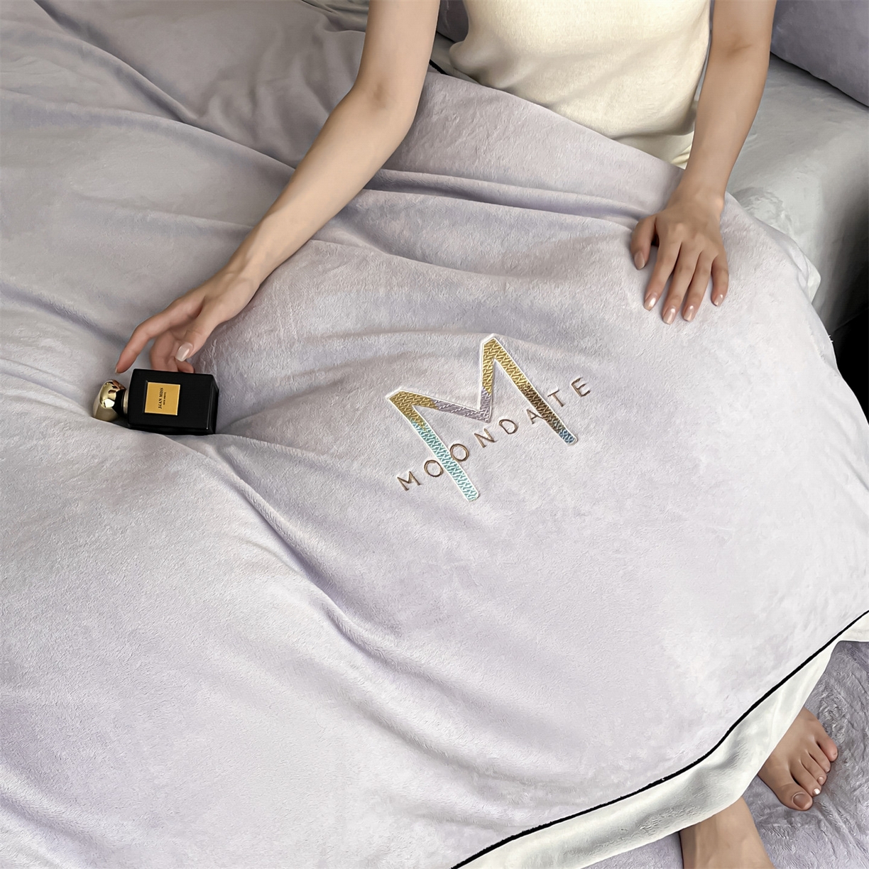 91家纺网 家纺一手货源 找家纺 遇见家居生活馆 2025新款A类牛奶绒玛利亚绒宽边四件套（控价：标准188，加大198，床笠款193） 丁香紫+星辰灰