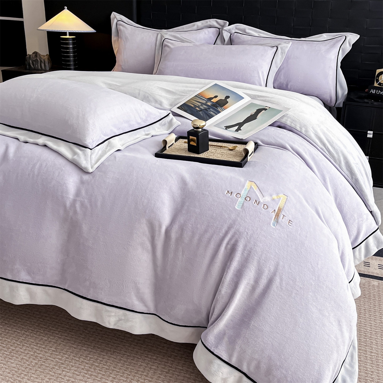 91家纺网 家纺一手货源 找家纺 遇见家居生活馆 2025新款A类牛奶绒玛利亚绒宽边四件套（控价：标准188，加大198，床笠款193） 丁香紫+星辰灰