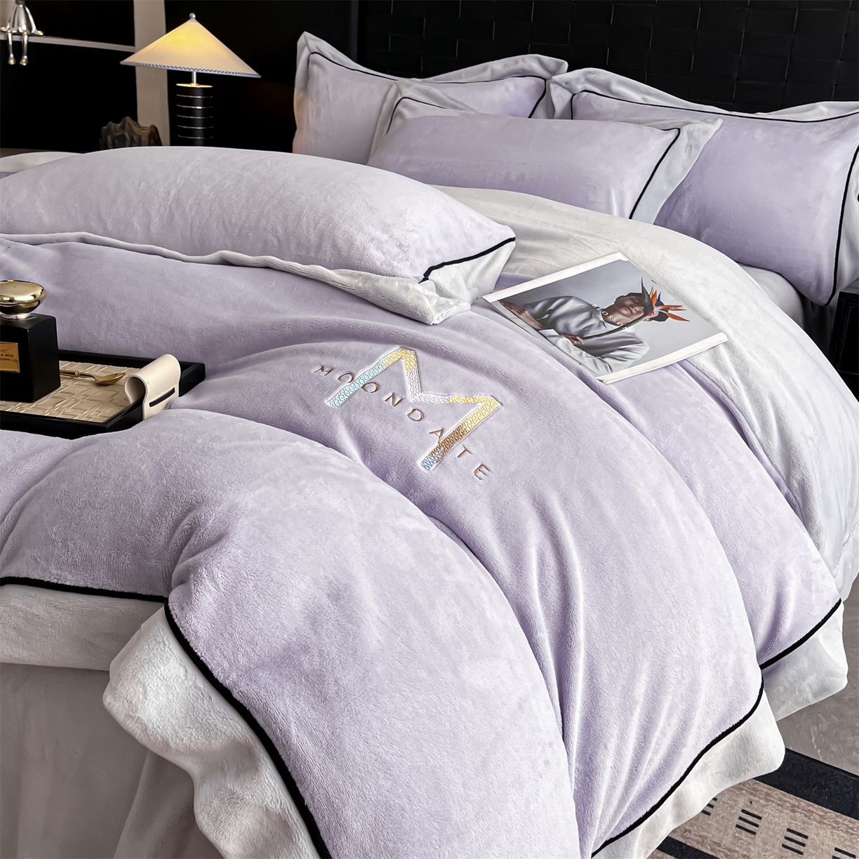 91家纺网 家纺一手货源 找家纺 遇见家居生活馆 2025新款A类牛奶绒玛利亚绒宽边四件套（控价：标准188，加大198，床笠款193） 丁香紫+星辰灰